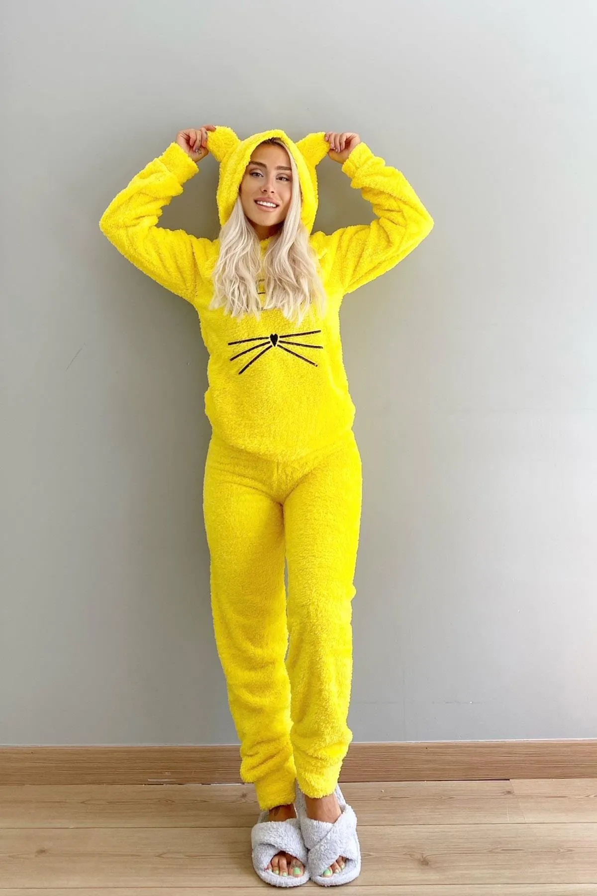 Pijamaevi  Gelbes Meow-gemustertes Vollplüsch-Pyjama-Set
