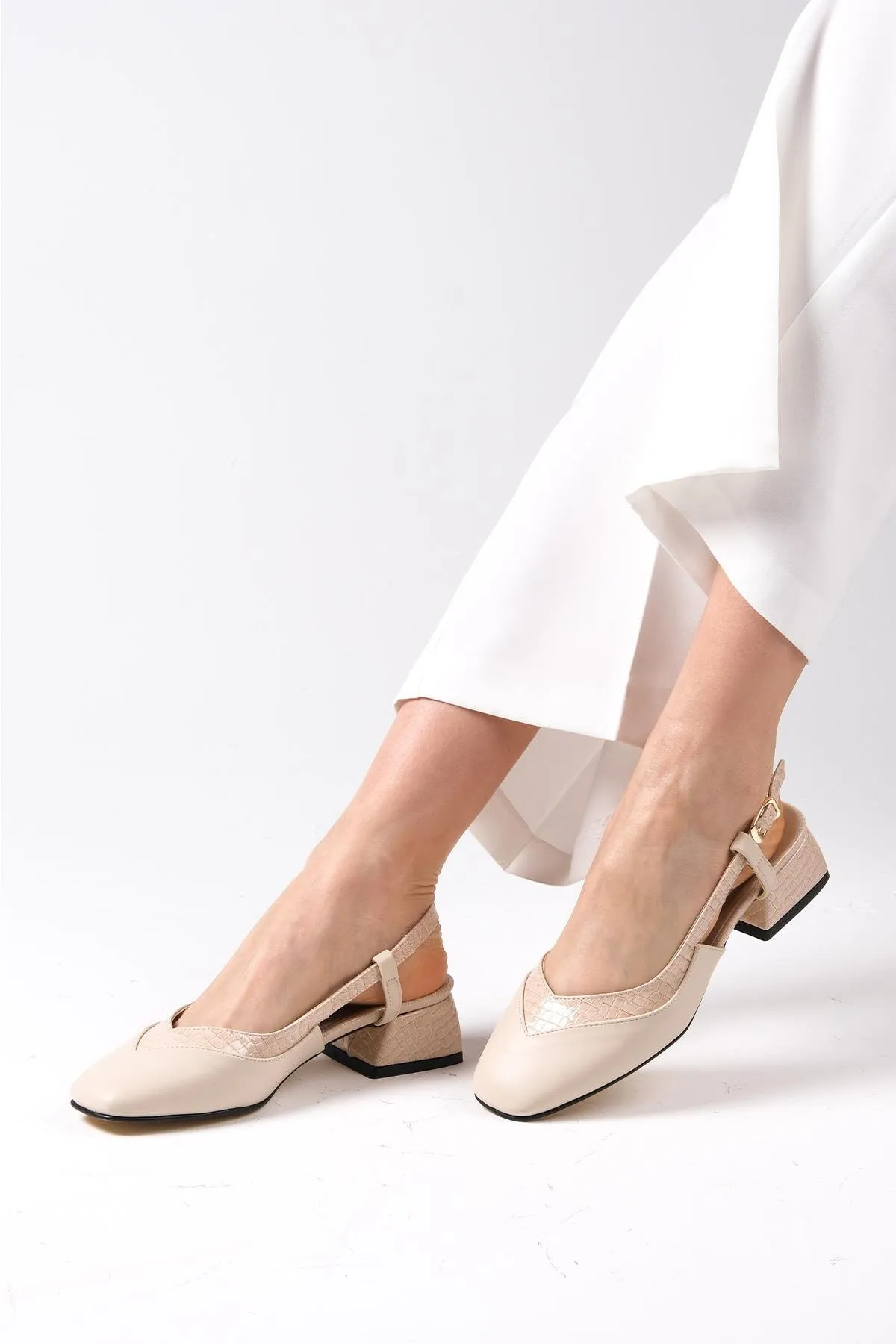 Mio Gusto  Aurelia Beigefarbene Damenschuhe mit offenem Rücken und kurzem Absatz