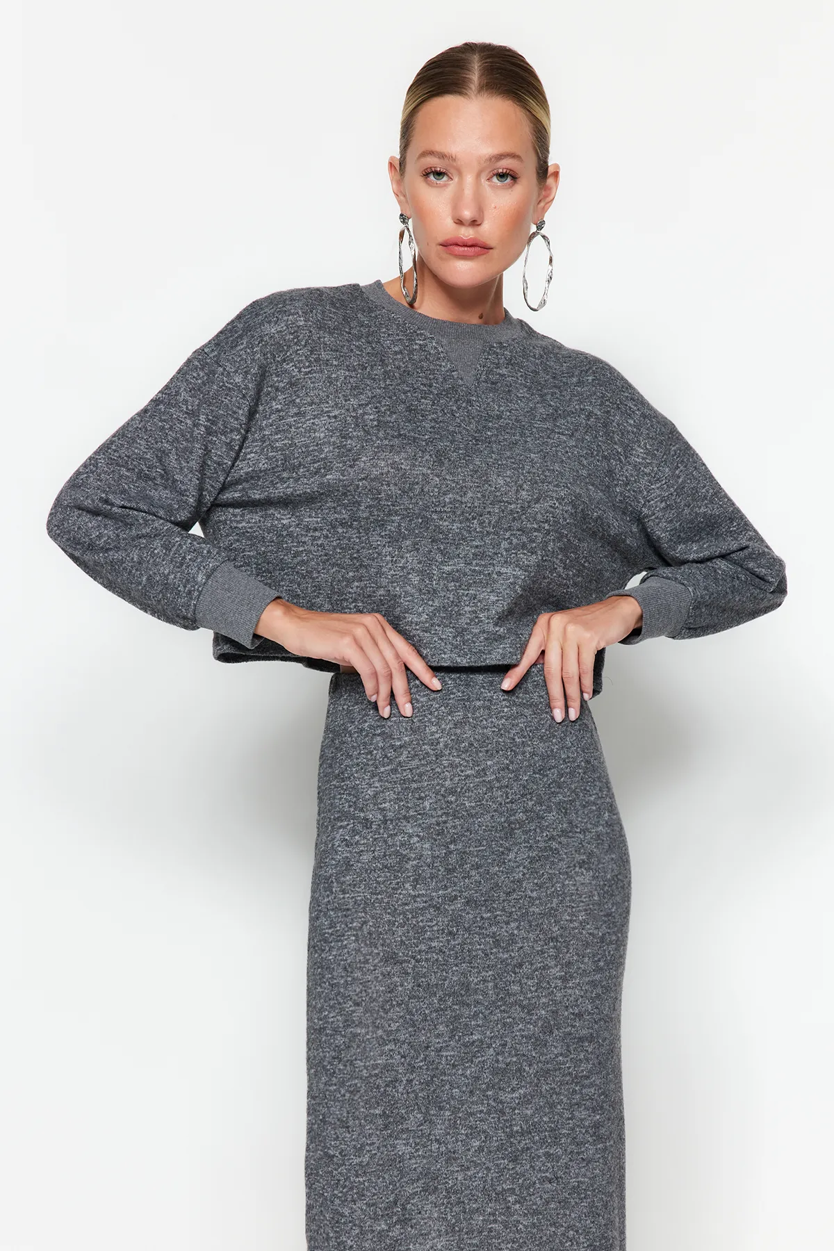Trendyol Collection  Anthrazitfarbenes Set aus Oberteil und Unterteil aus weichem Strickstoff TWOAW24AU00071