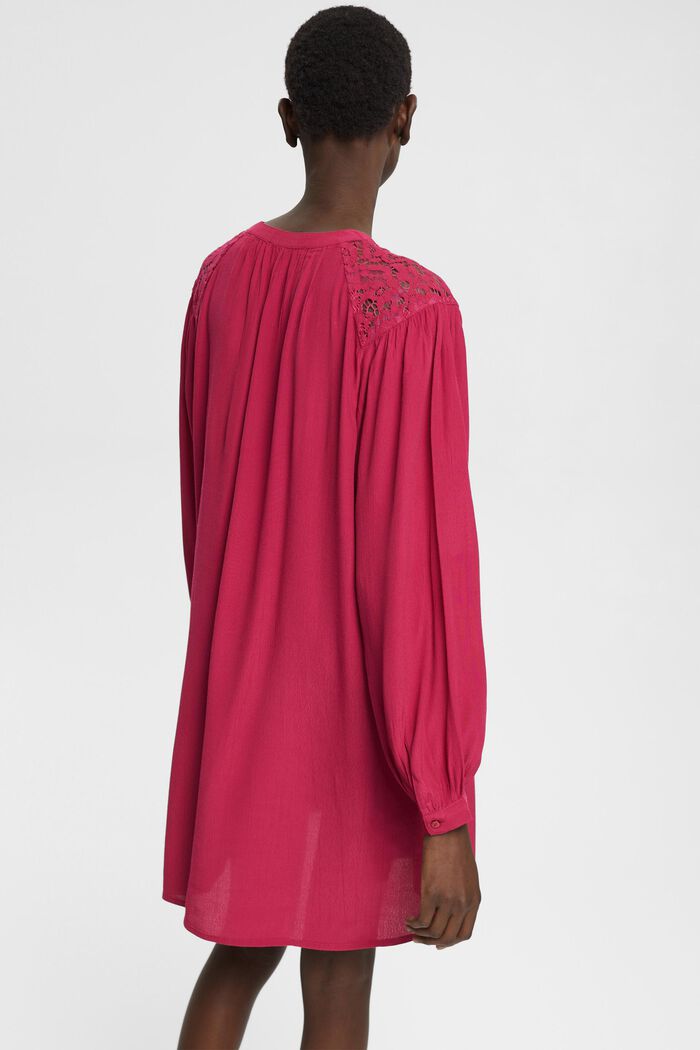 Kleid mit Spitzendetails