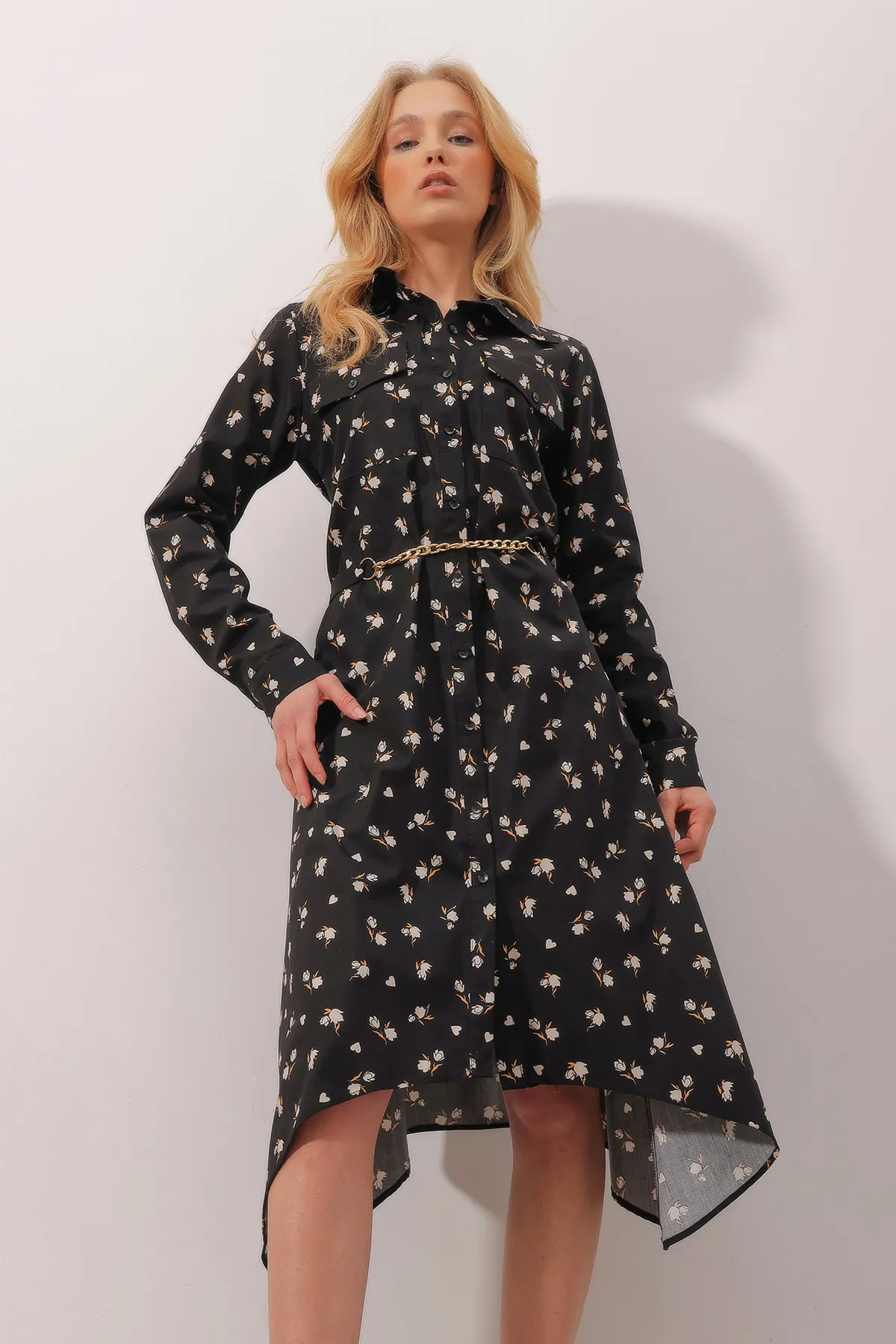 Trend Alaçatı Stili  Schwarzes Popeline-Hemdkleid mit doppelter Tasche, Blumenmuster und Kettengürtel für Damen ALC-X9864