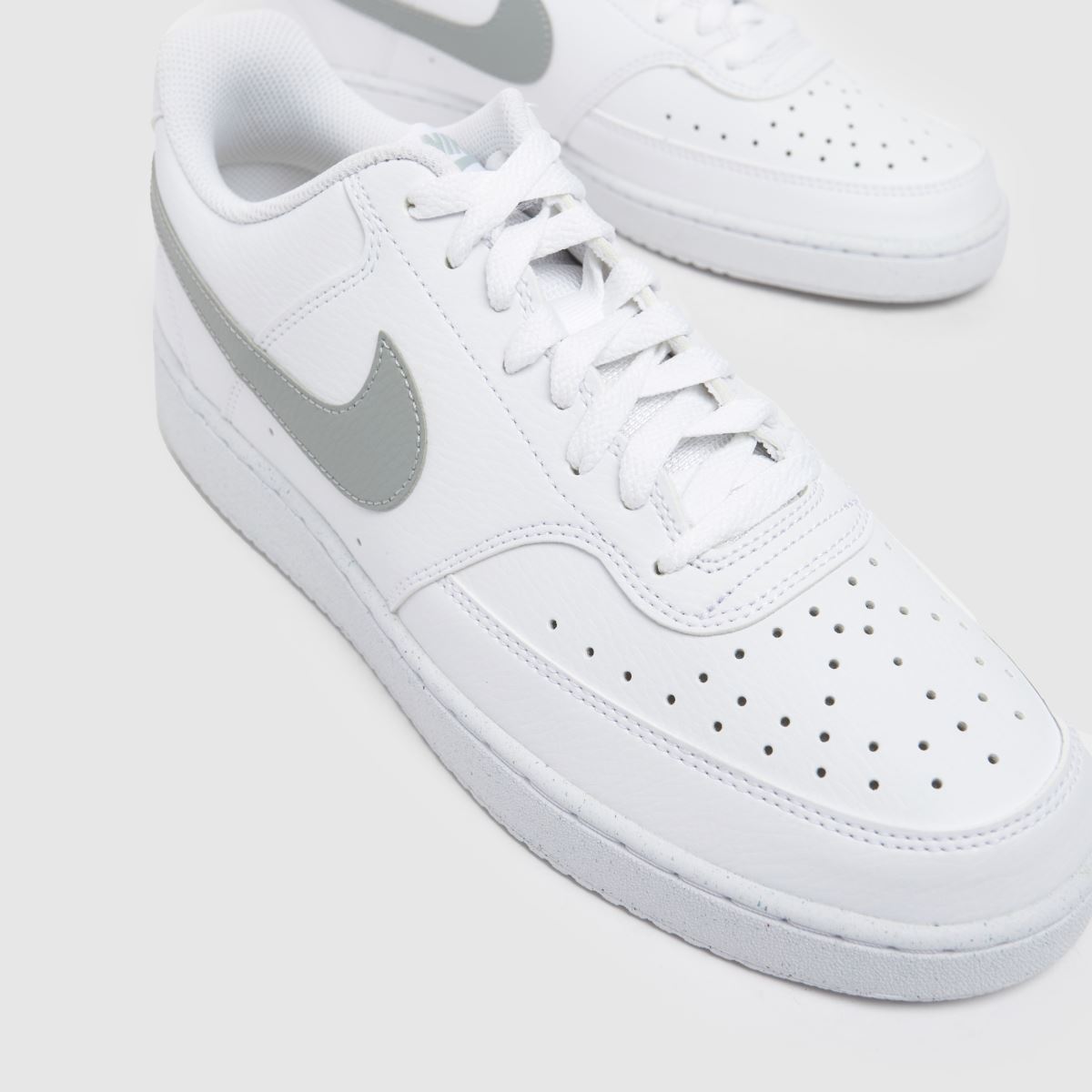 Športni copati Nike Court Vision v beli in sivi barvi
