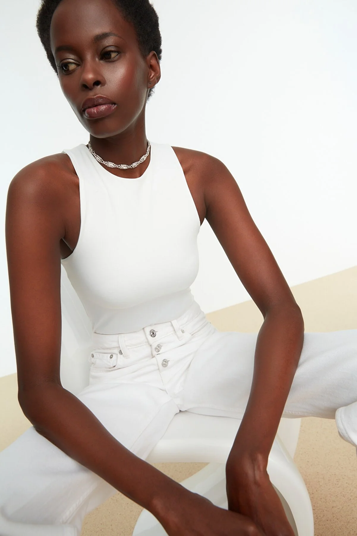 Trendyol Collection  Weißer Neckholder-Body mit flexiblem Strick-Body mit Druckknöpfen TWOSS20BD0044