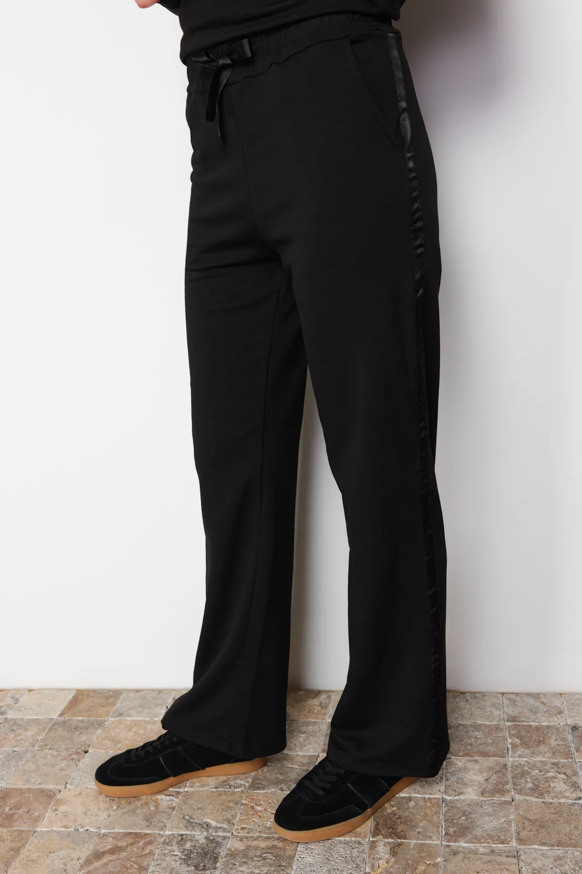 Trendyol Modest  Schwarz gestreiftes, detailliertes Strick-Trainingsanzug-Set TCTAW23EN00049