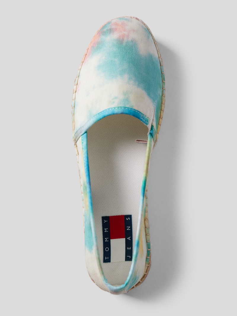 Slip-on-Sneaker in Batik-Optik in hellblau