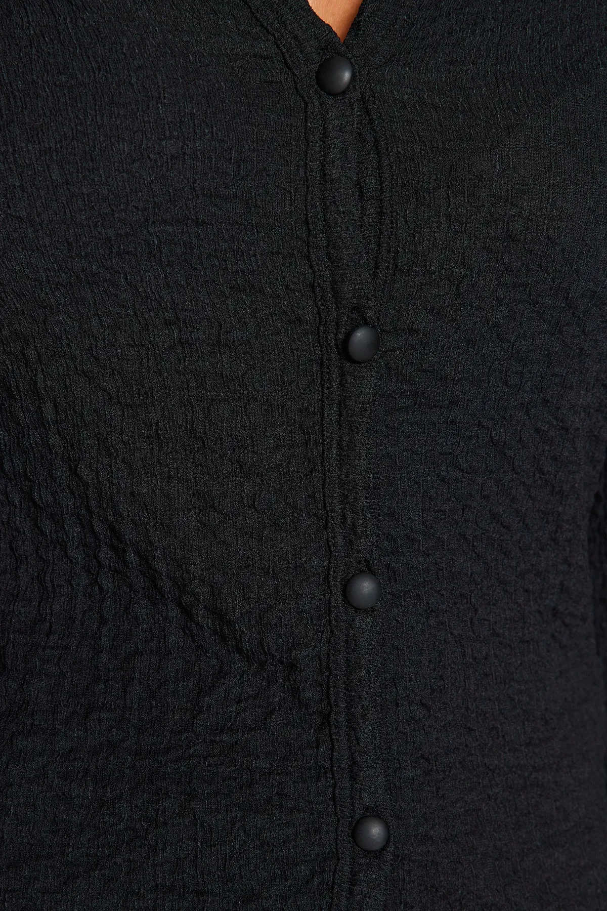 Trendyol Collection  Schwarzes Premium-Textur-Stretch-Strickhemd mit spanischen Ärmeln TWOAW24GO00004