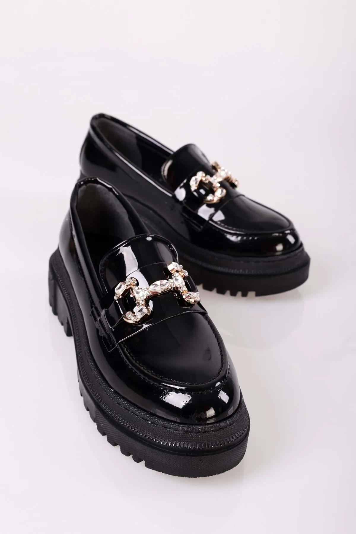Shoeberry  Damen-Loafer Lucie aus schwarzem Lackleder mit Steinschnalle