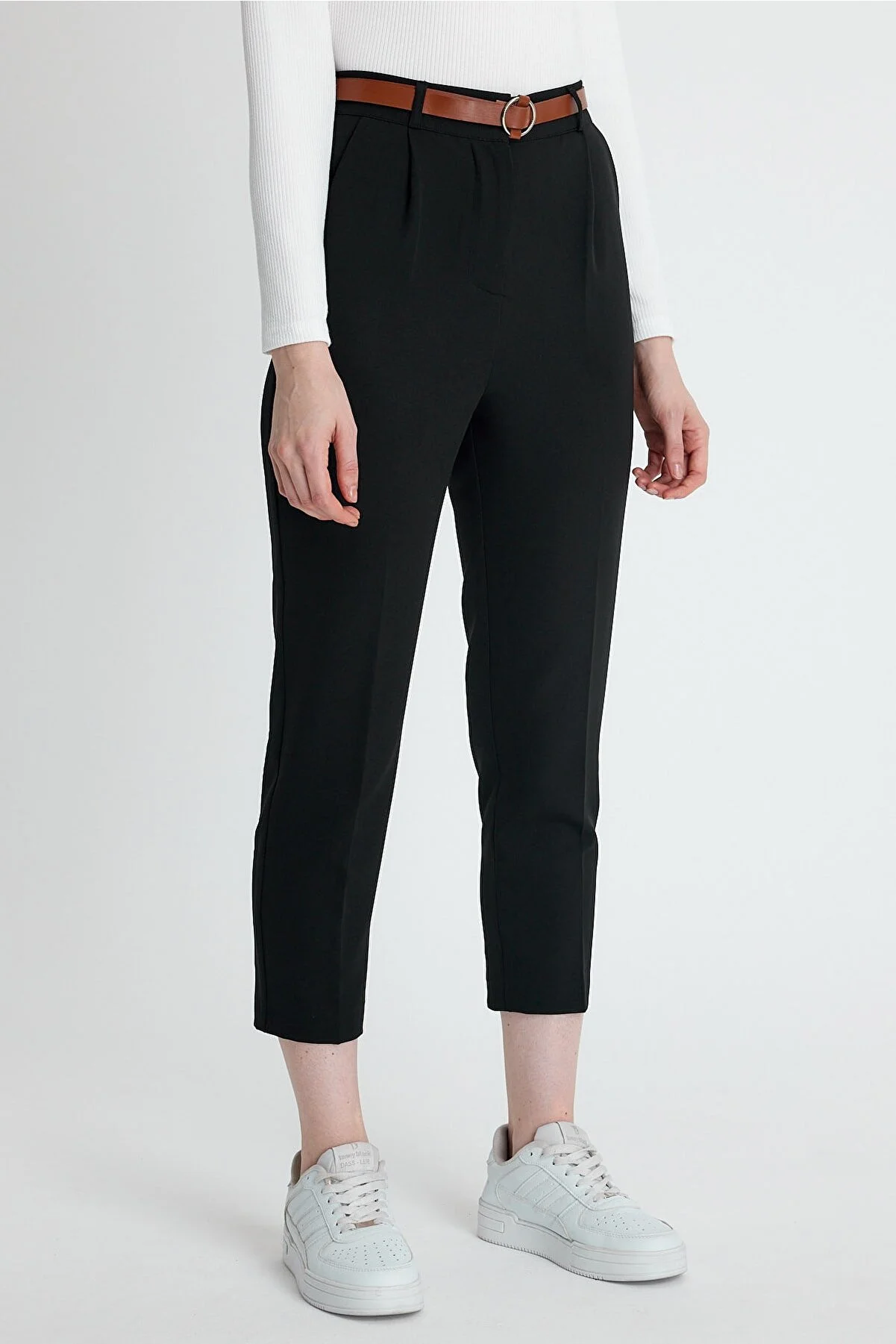 macharelbasic  Saisonale Stoffhose für Damen mit schmalem Bein und Faltengürtel in Schwarz