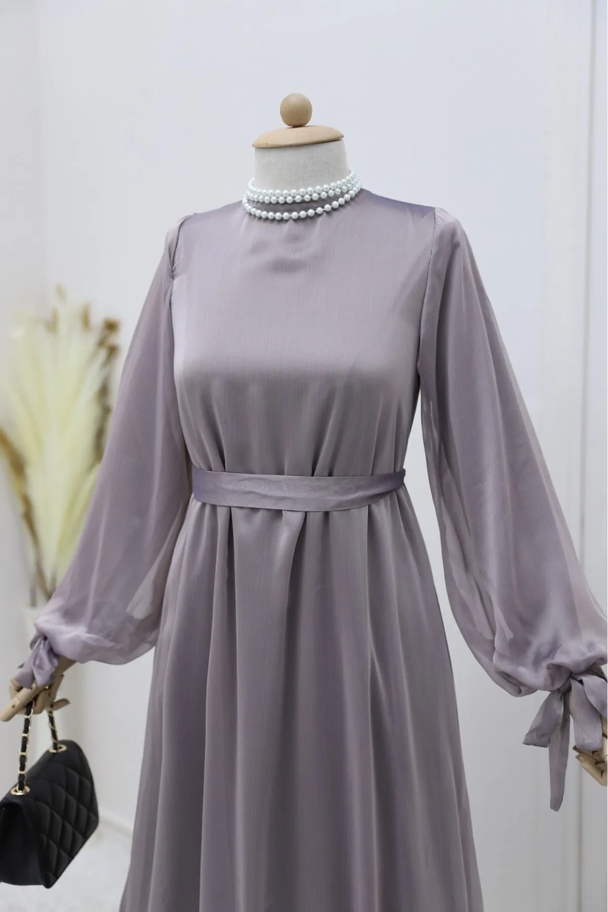 Modamorfo  Chiffonkleid mit Spitzenärmeln und geteiltem Rock