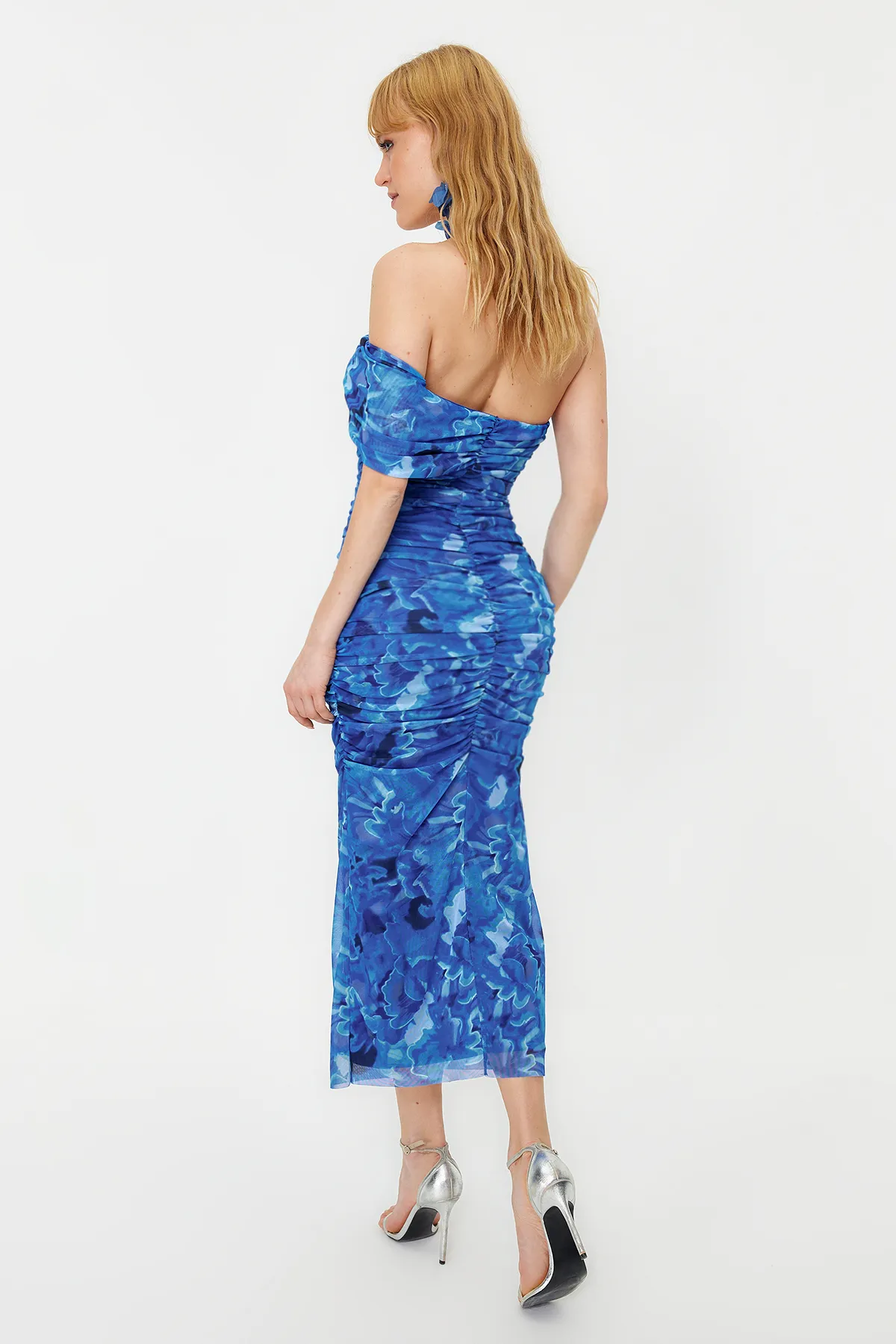 Trendyol Collection  Mehrfarbiges, mit Carmenkragen gefüttertes Tüllkleid TPRSS24EL00027