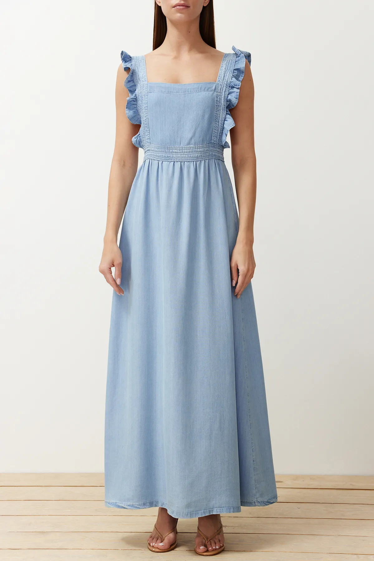 Trendyol Collection  Hellblaues Maxi-Jeanskleid mit Trägern und Rüschendetail TWOSS24EL00833