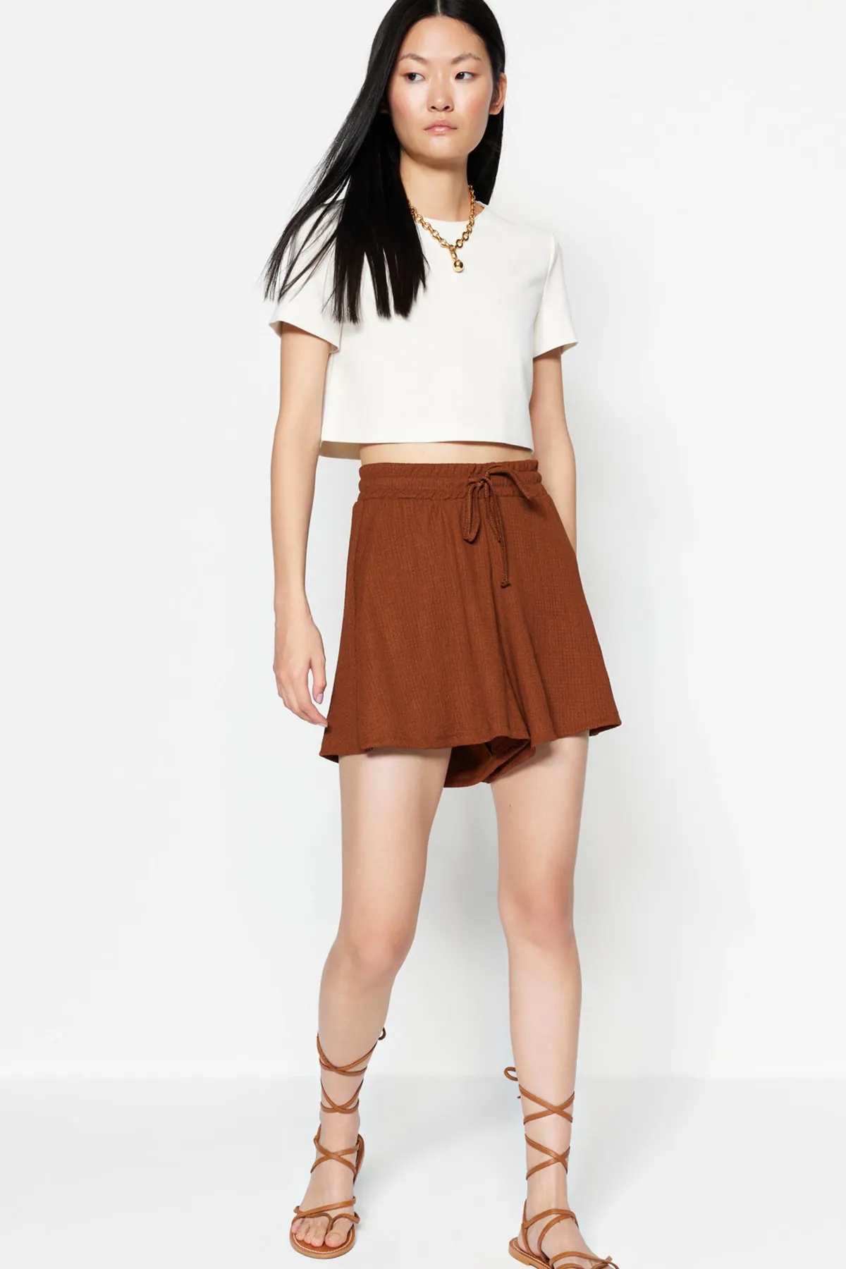 Trendyol Collection  Braune Relaxed Fit Shorts mit normaler Taille und Wickel-/Strukturstrickmuster TWOSS22SR0212
