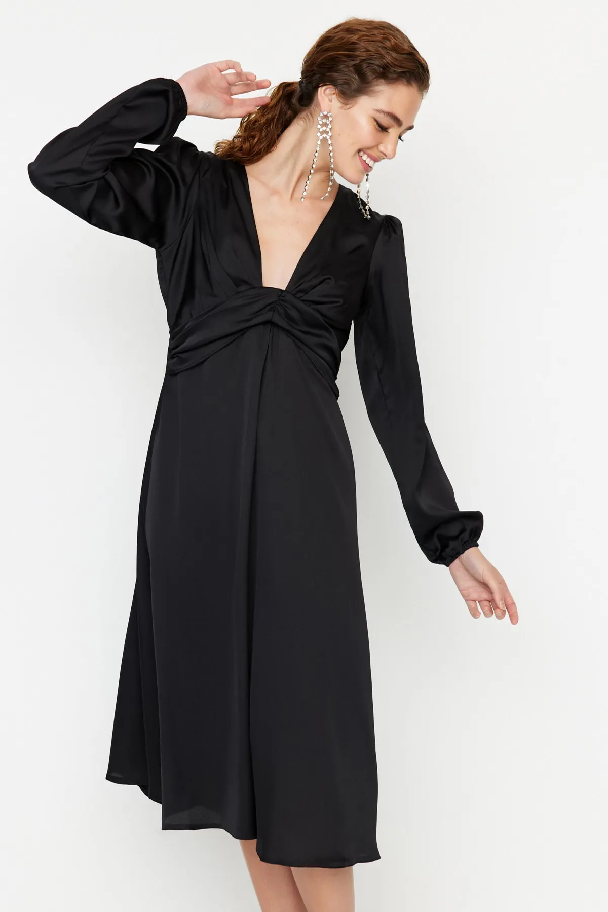 Trendyol Collection  Schwarzes, tief ausgeschnittenes, gewebtes, elegantes Abendkleid TPRAW23EL00220