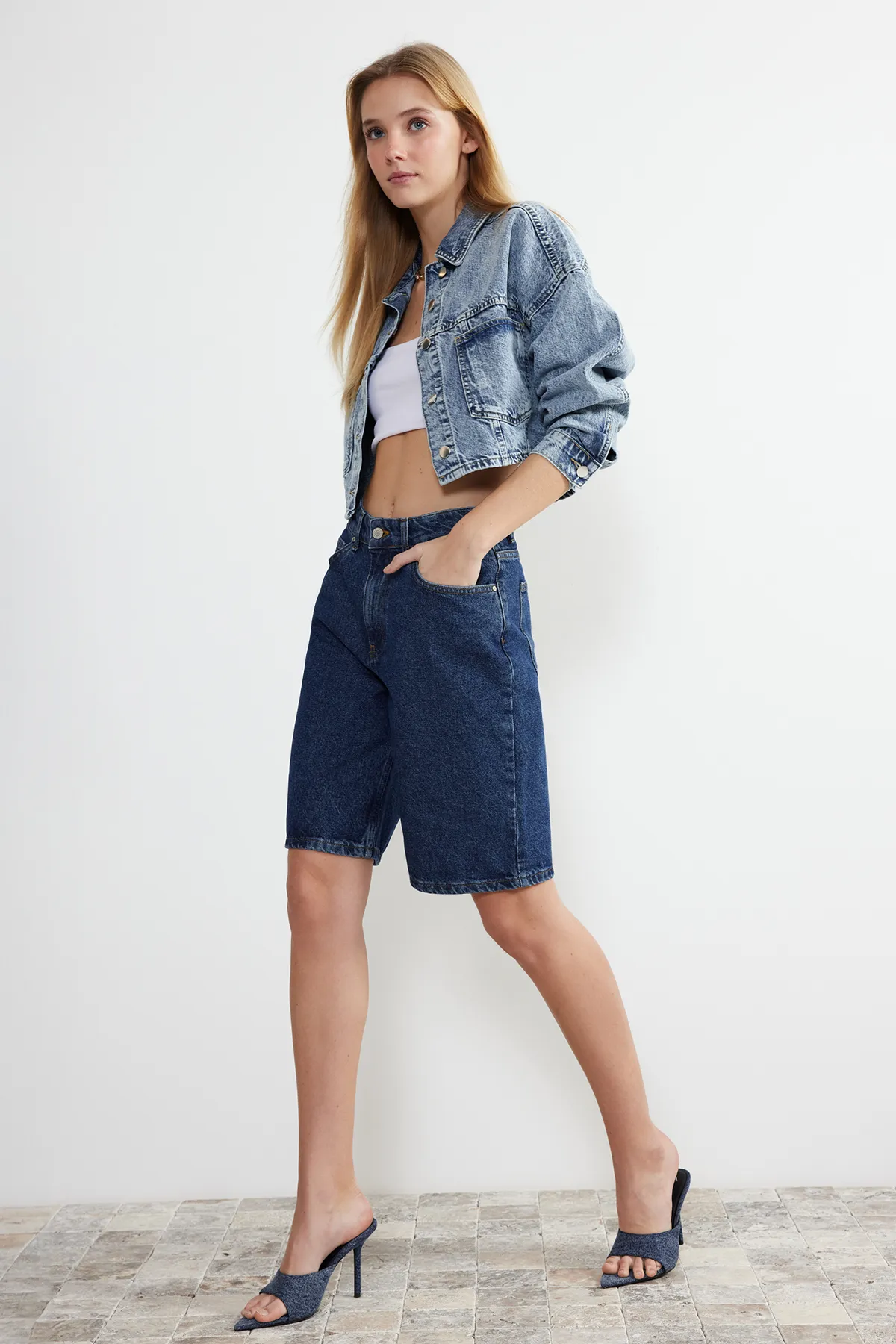 Trendyol Collection  Blaue Jeansshorts mit hoher Taille und Bermuda TWOSS24SR00016