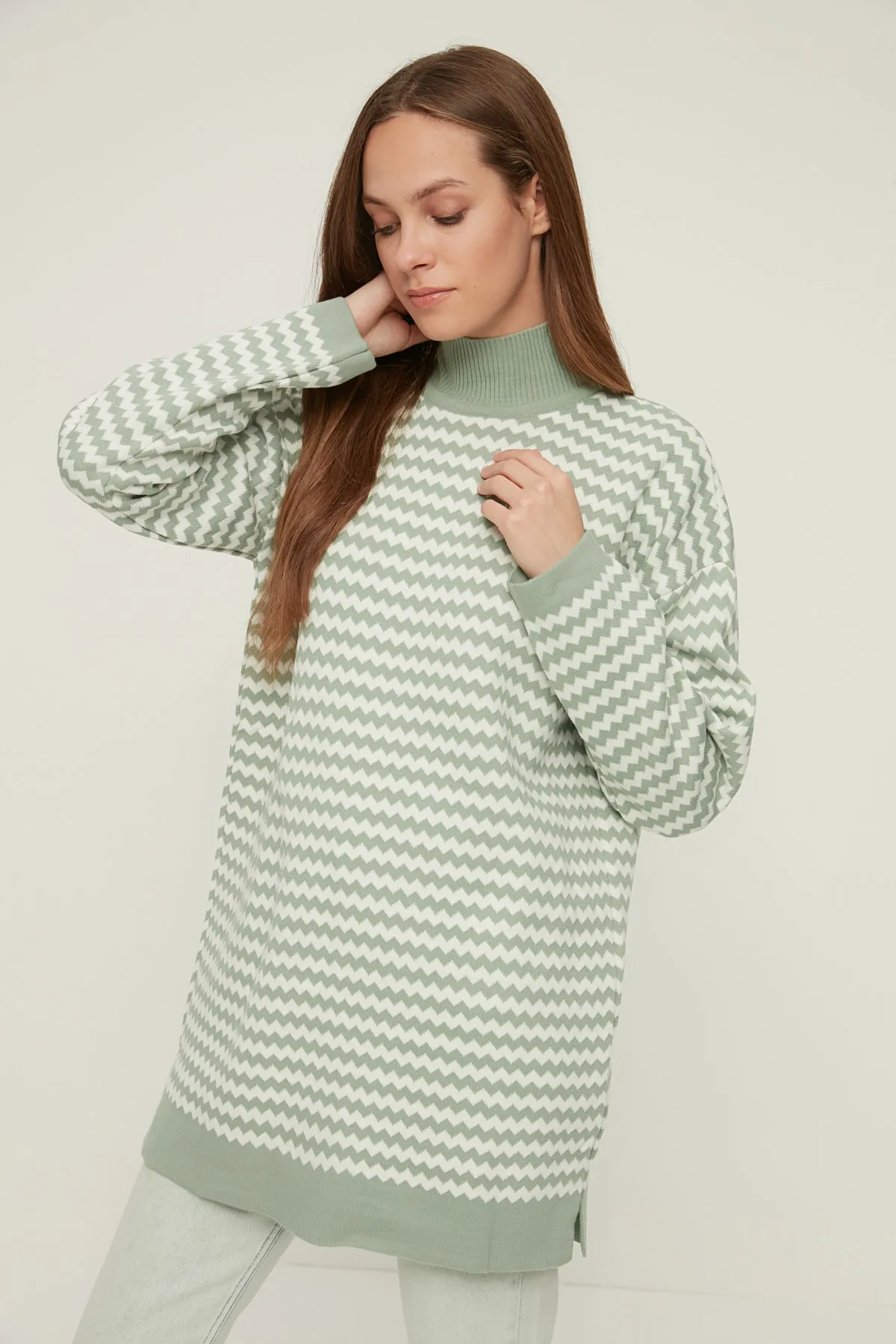 Trendyol Modest  Mintfarbener gestreifter Strickpullover mit halbem Rollkragen TCTAW22AK0185
