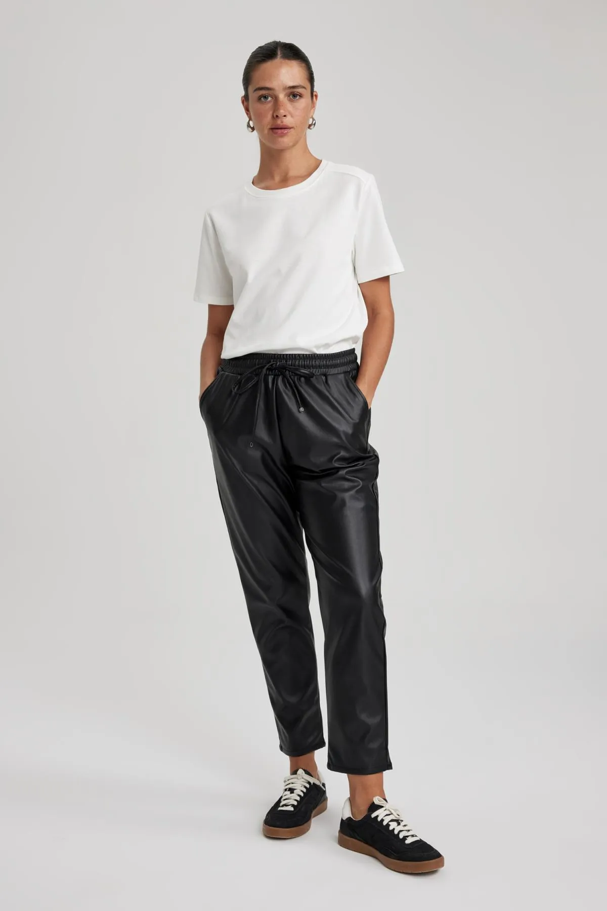 DeFacto  Hose aus Kunstleder mit hoher Taille und Joggertaschen