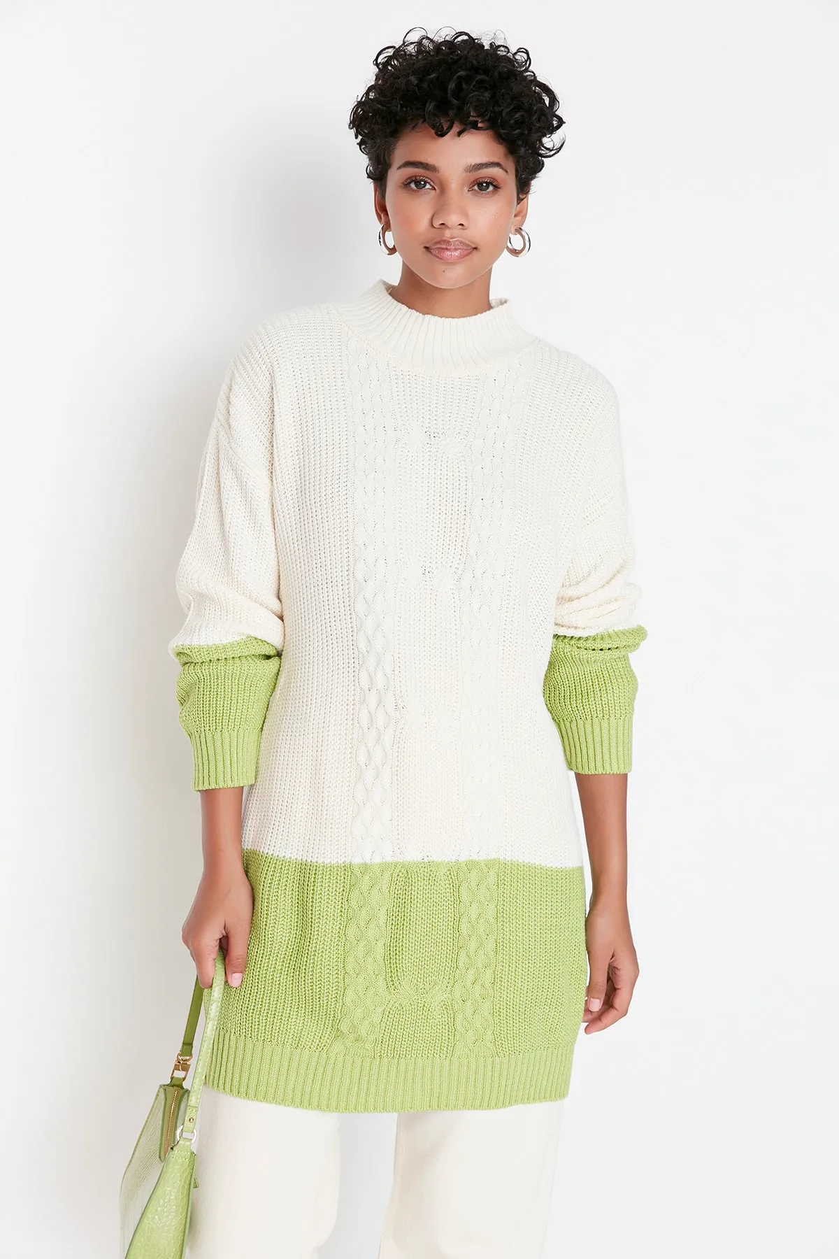 Trendyol Modest  Ecrufarbener Strickpullover mit Farbblockierung und Rundhalsausschnitt an Taille und Ärmeln TCTAW23KZ00067