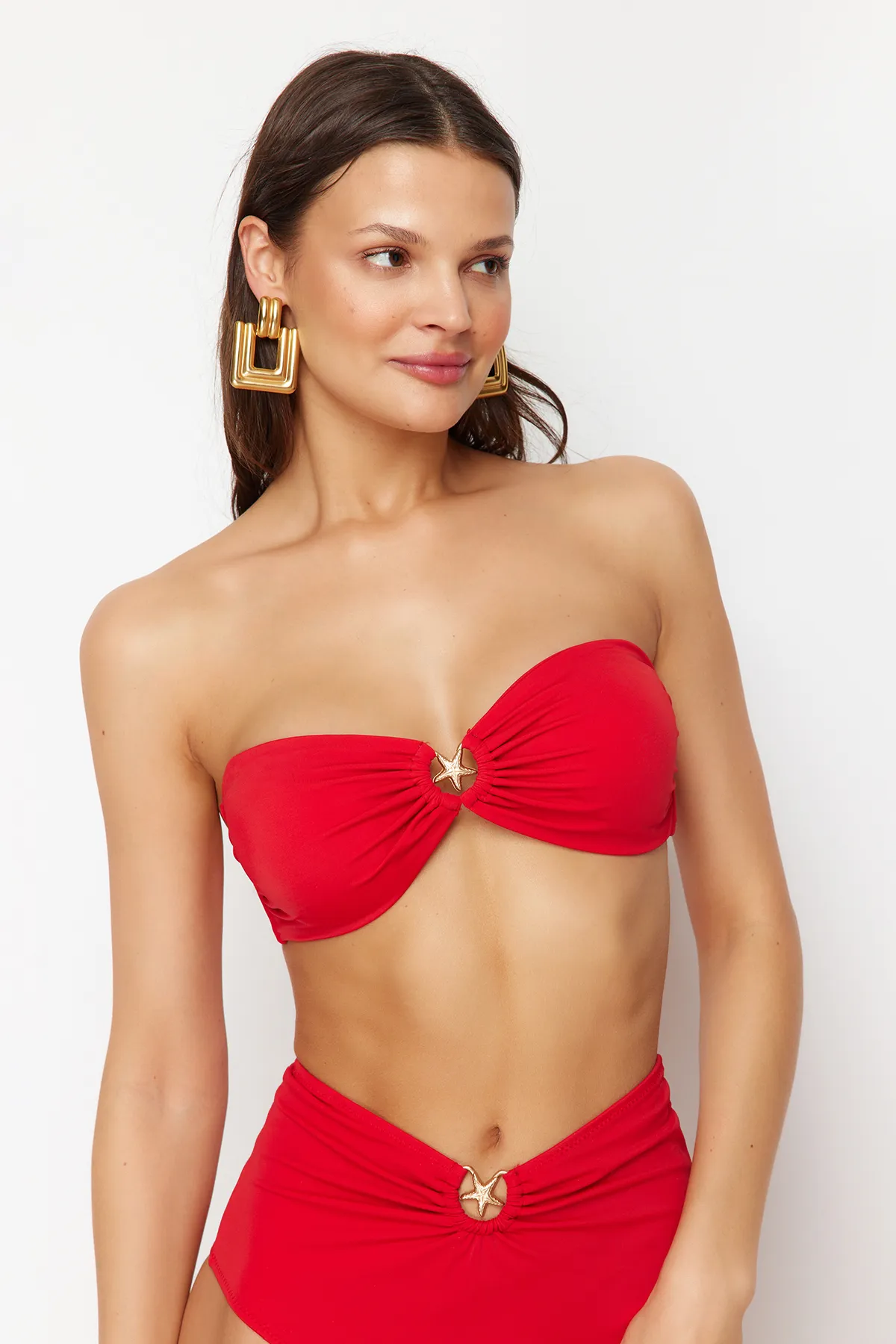 Trendyol Collection  Bikinioberteil mit rotem trägerlosem Zubehör TBESS24BU00150