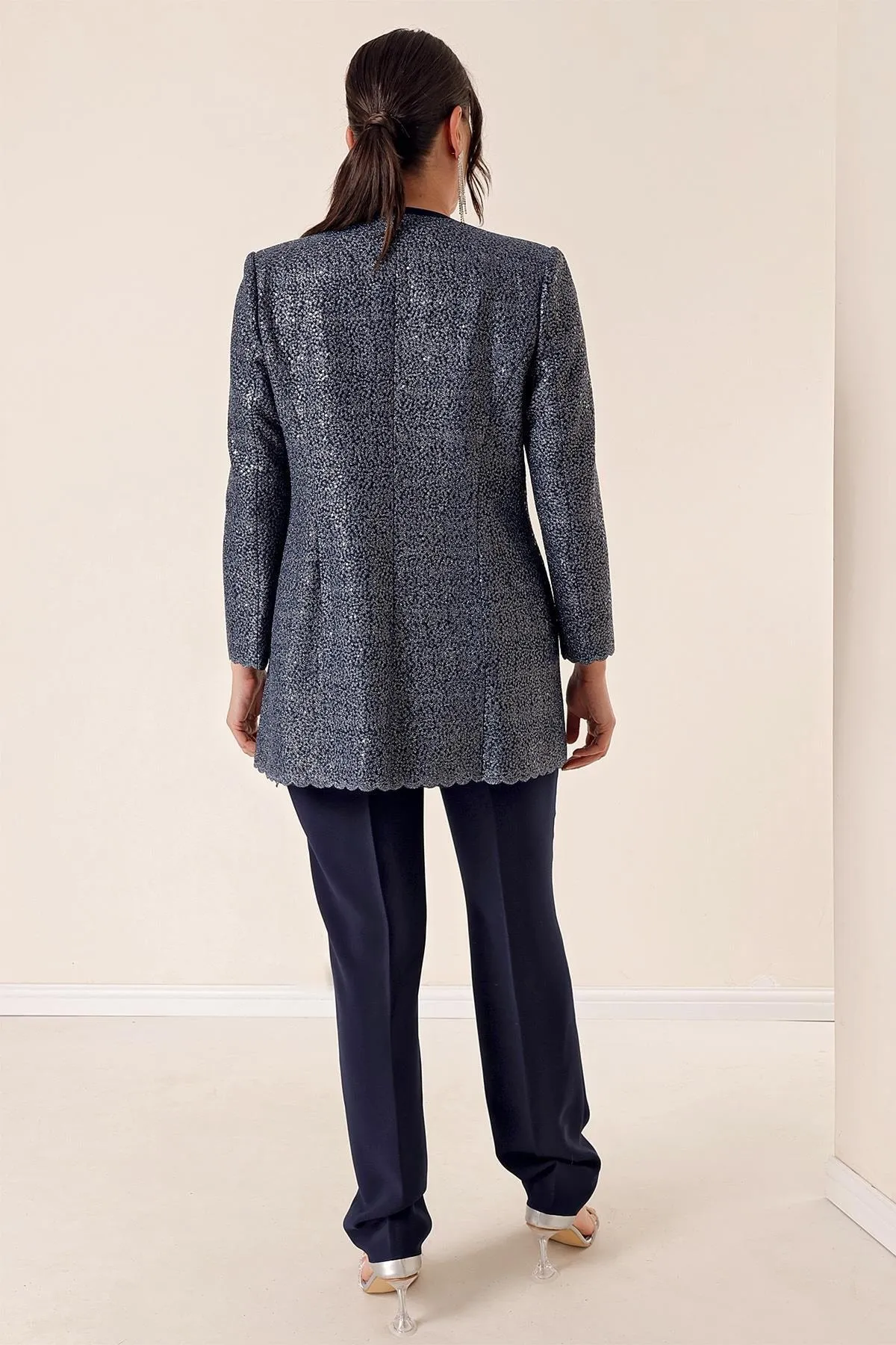 By Saygı  Dreiteiliger Anzug mit langer Jacke und steinbestickter Hose in Marineblau