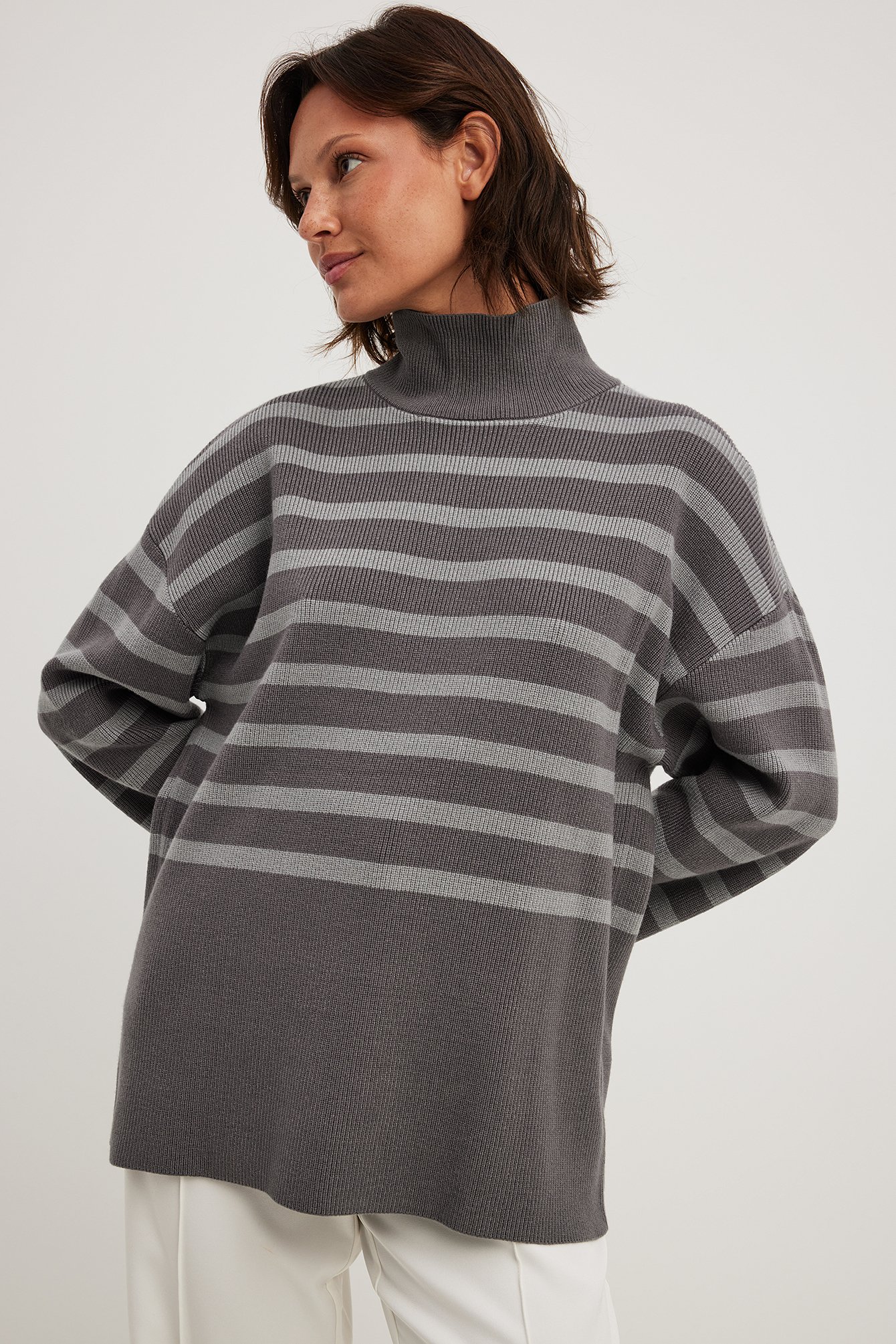 Gestreifter Strickpullover mit Rollkragen
