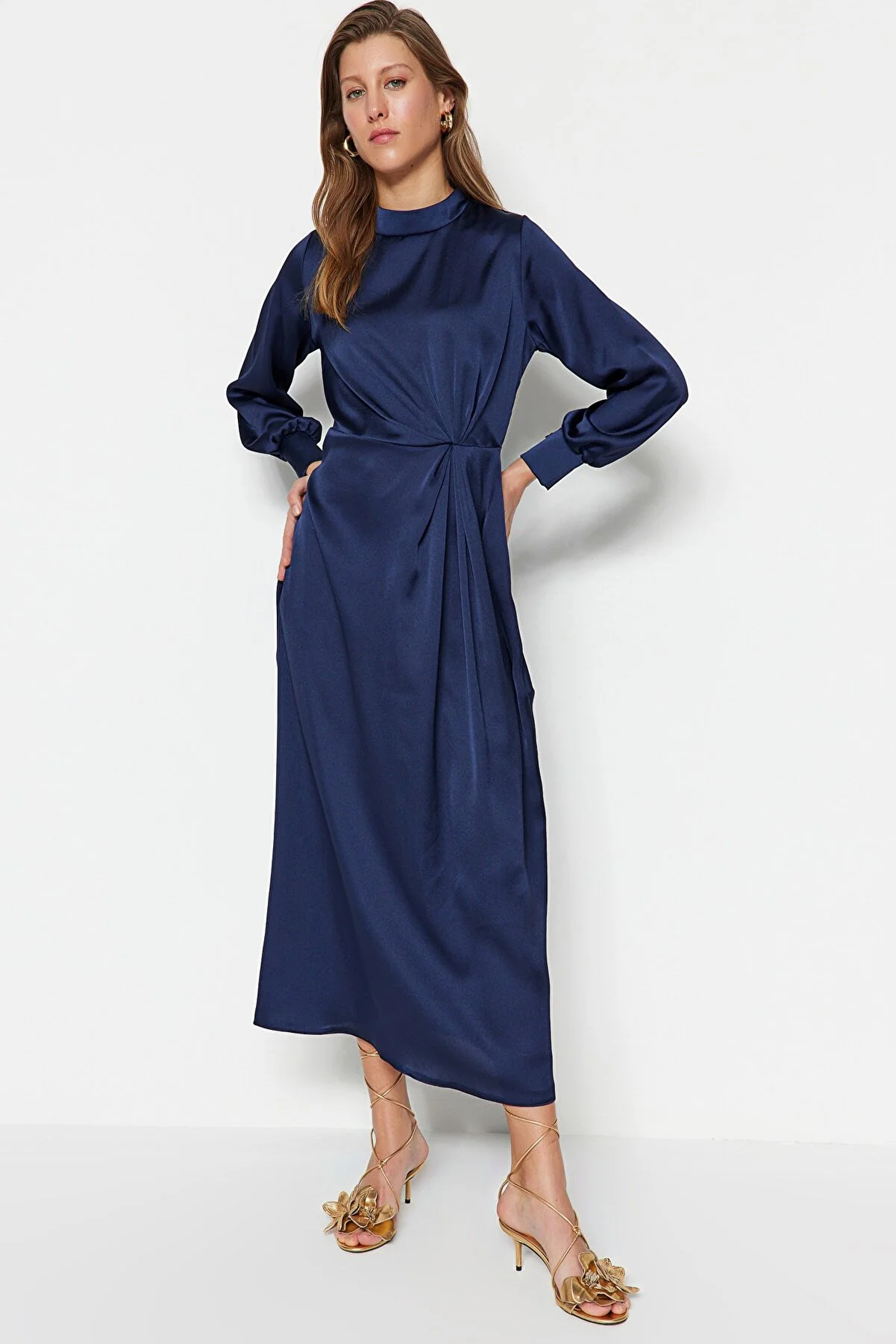 Trendyol Modest  Marineblaues Abendkleid aus Satin mit geraffter Taille TCTSS23DB00043