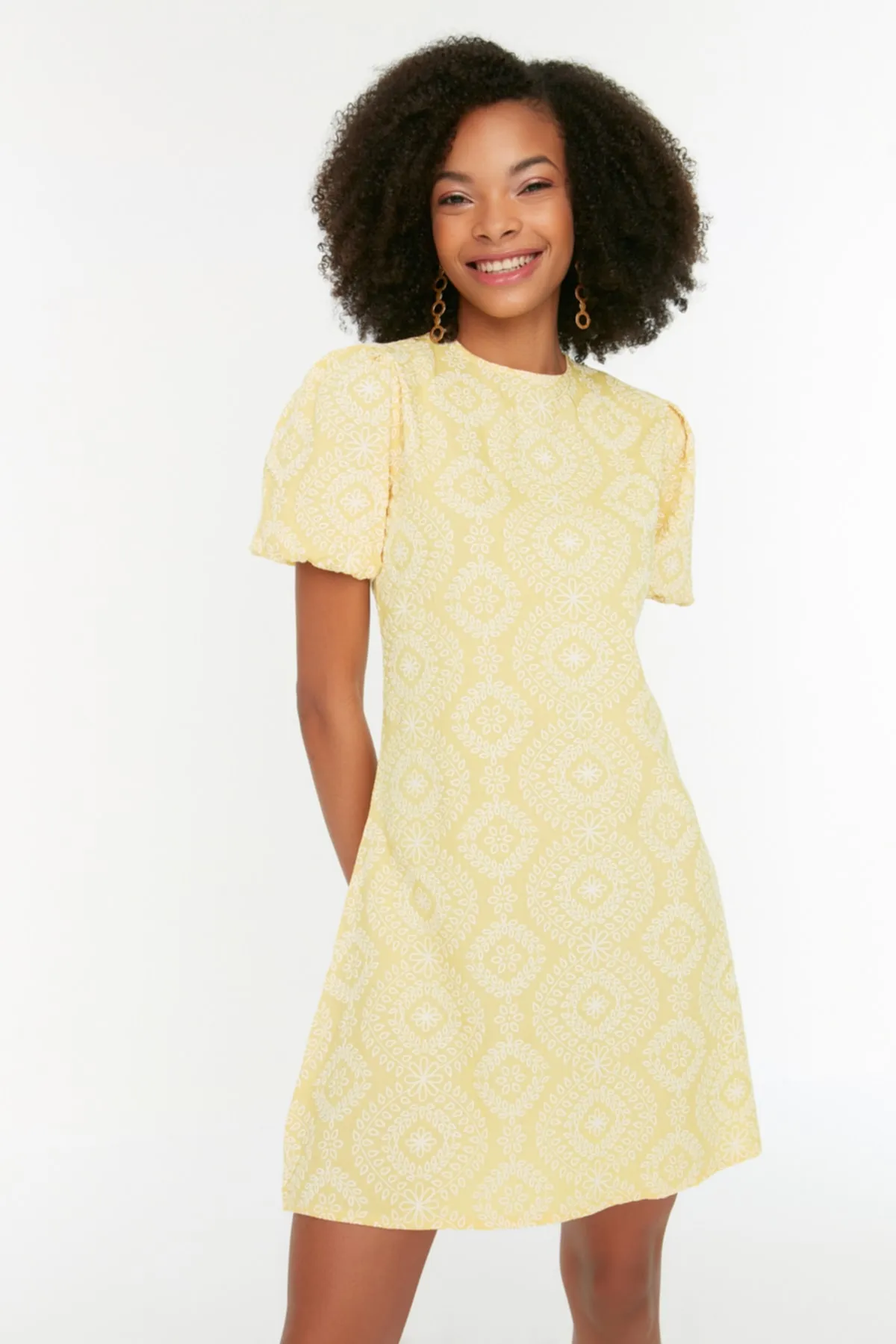 Trendyol Collection  Gelbes, besticktes, rückenfreies, gewebtes Kleid TWOSS22EL0917