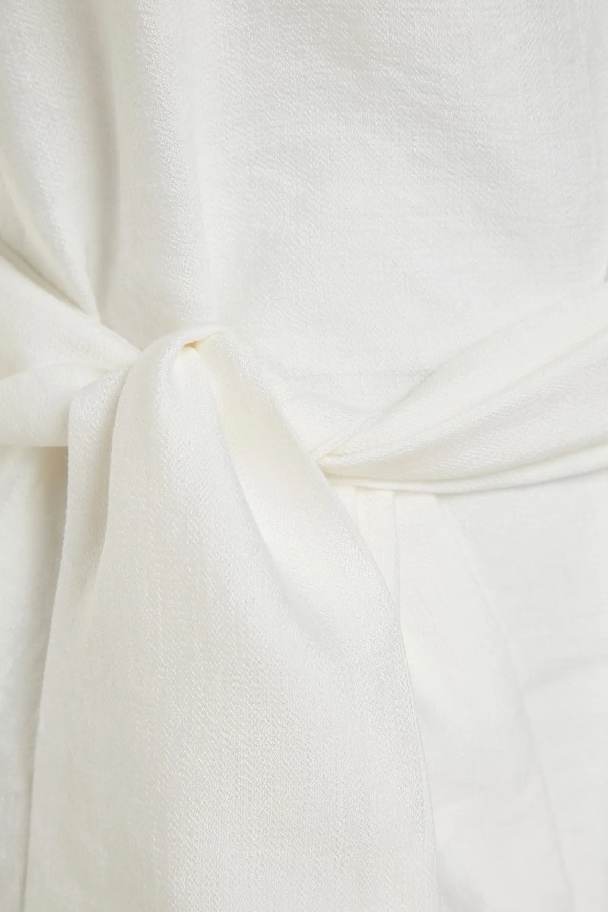 Trendyol Modest  Weißes, gewebtes Kleid in Leinenoptik mit breitem Gürtel und Reißverschlussbündchen TCTSS23EB00219