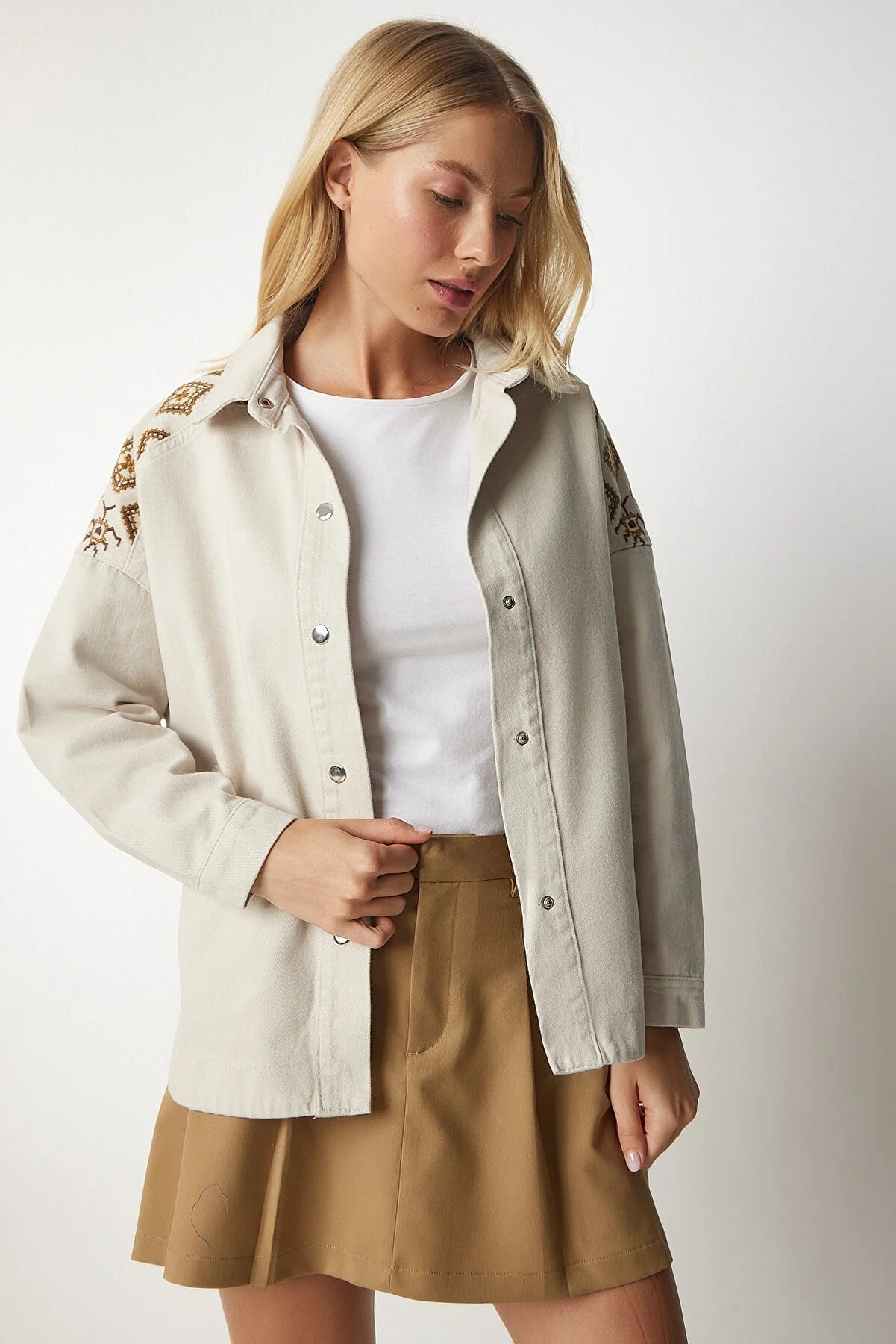 Happiness İstanbul  Cremefarbene Gabardine-Hemdjacke mit ethnischer Stickerei für Damen RV00142