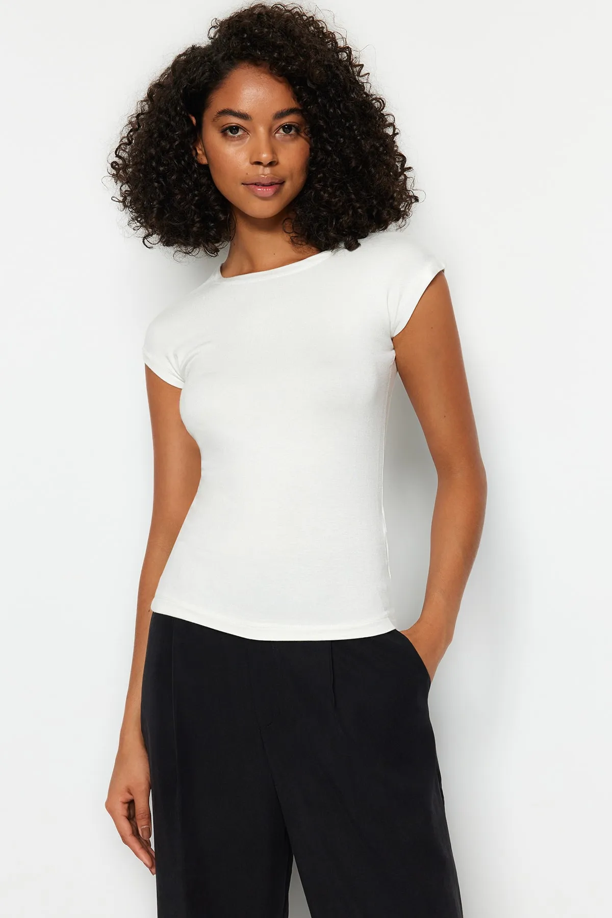 Trendyol Collection  Ecru Premium Viskose Taillierte Strickbluse mit Mondärmeln TWOSS23BZ00992