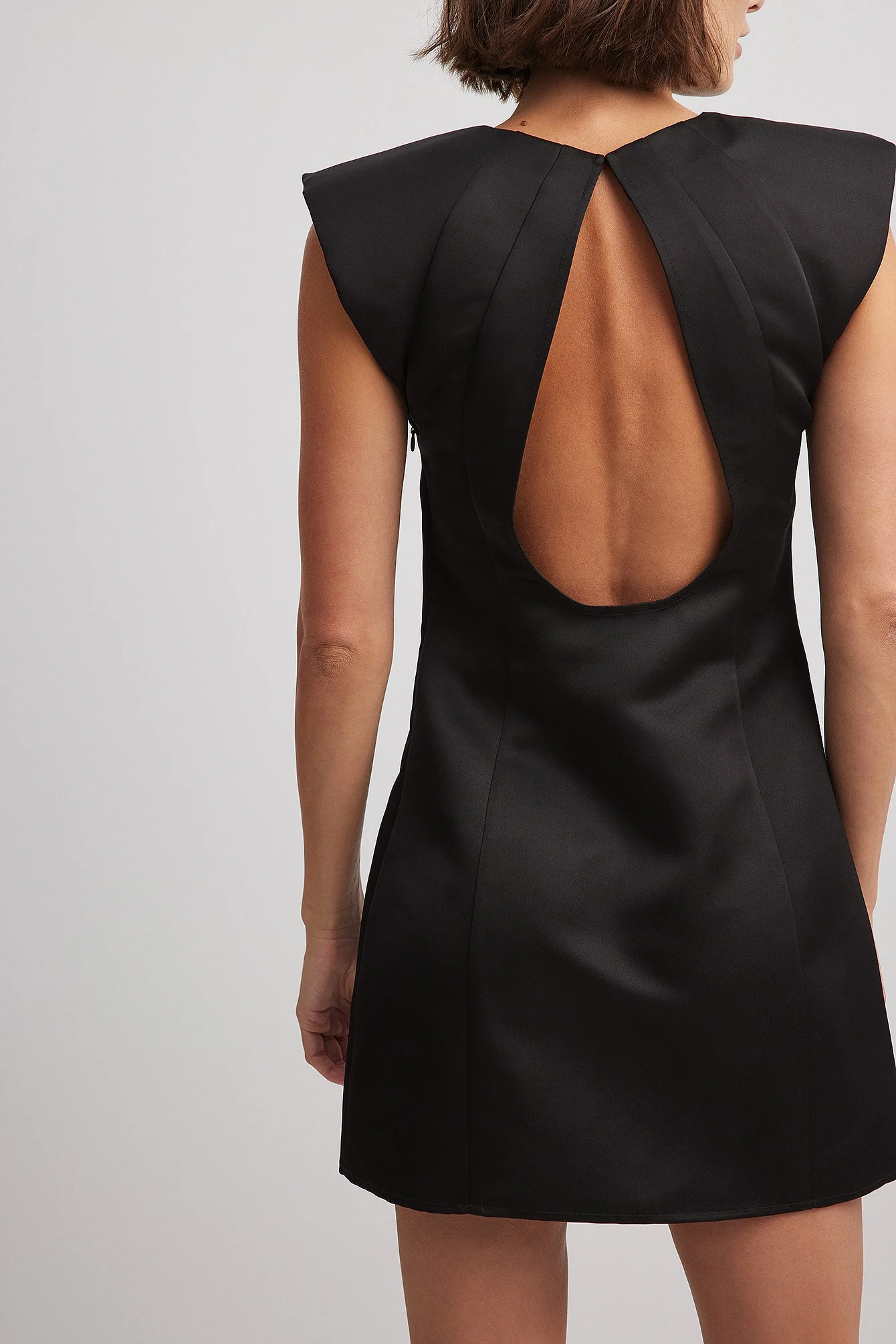 Minikleid mit spitzen Schultern