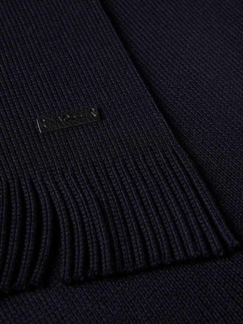 Strickschal mit Fransen Modell 'Albas' in dunkelblau