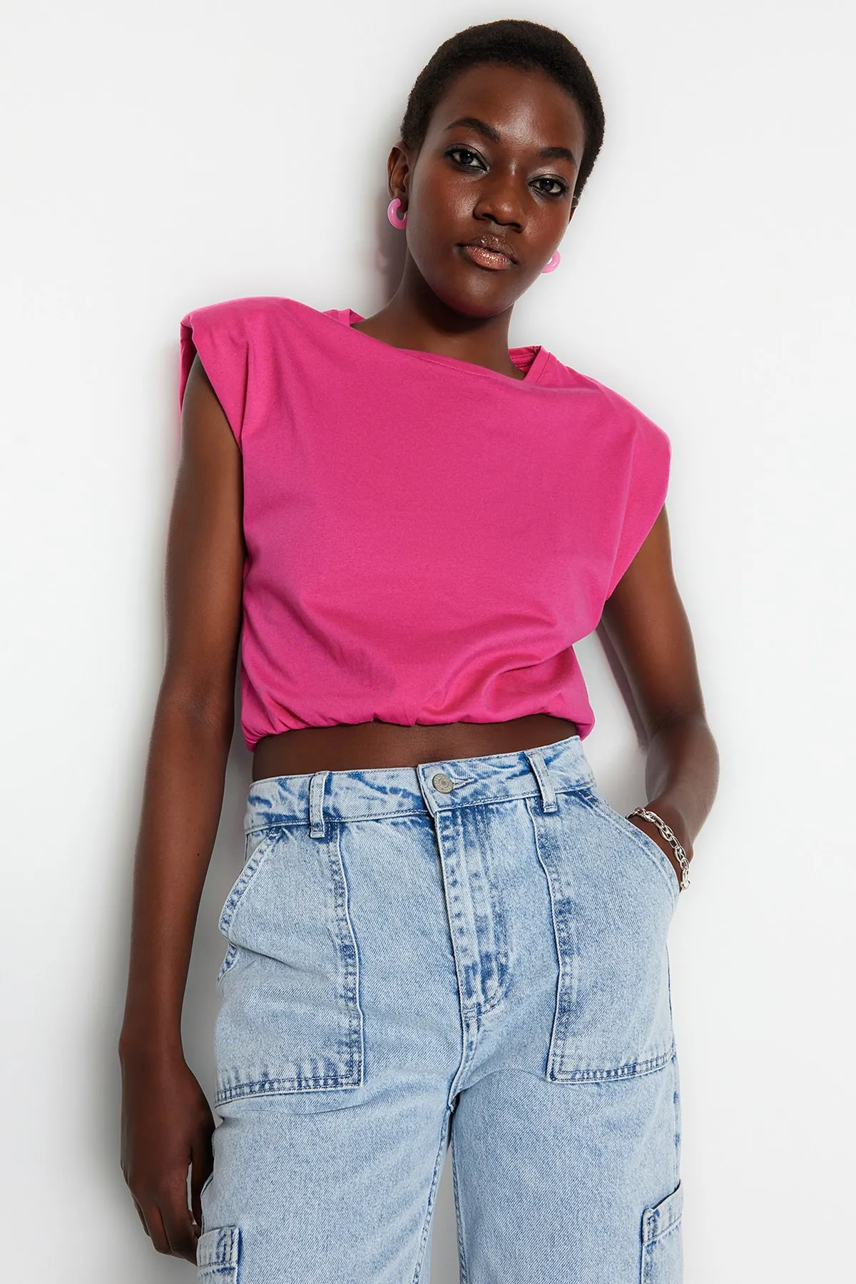 Trendyol Collection  Fuchsiafarbenes, wattiertes, kurz geschnittenes Strick-T-Shirt aus 100 % Baumwolle mit Rundhalsausschnitt TWOSS21TS0379