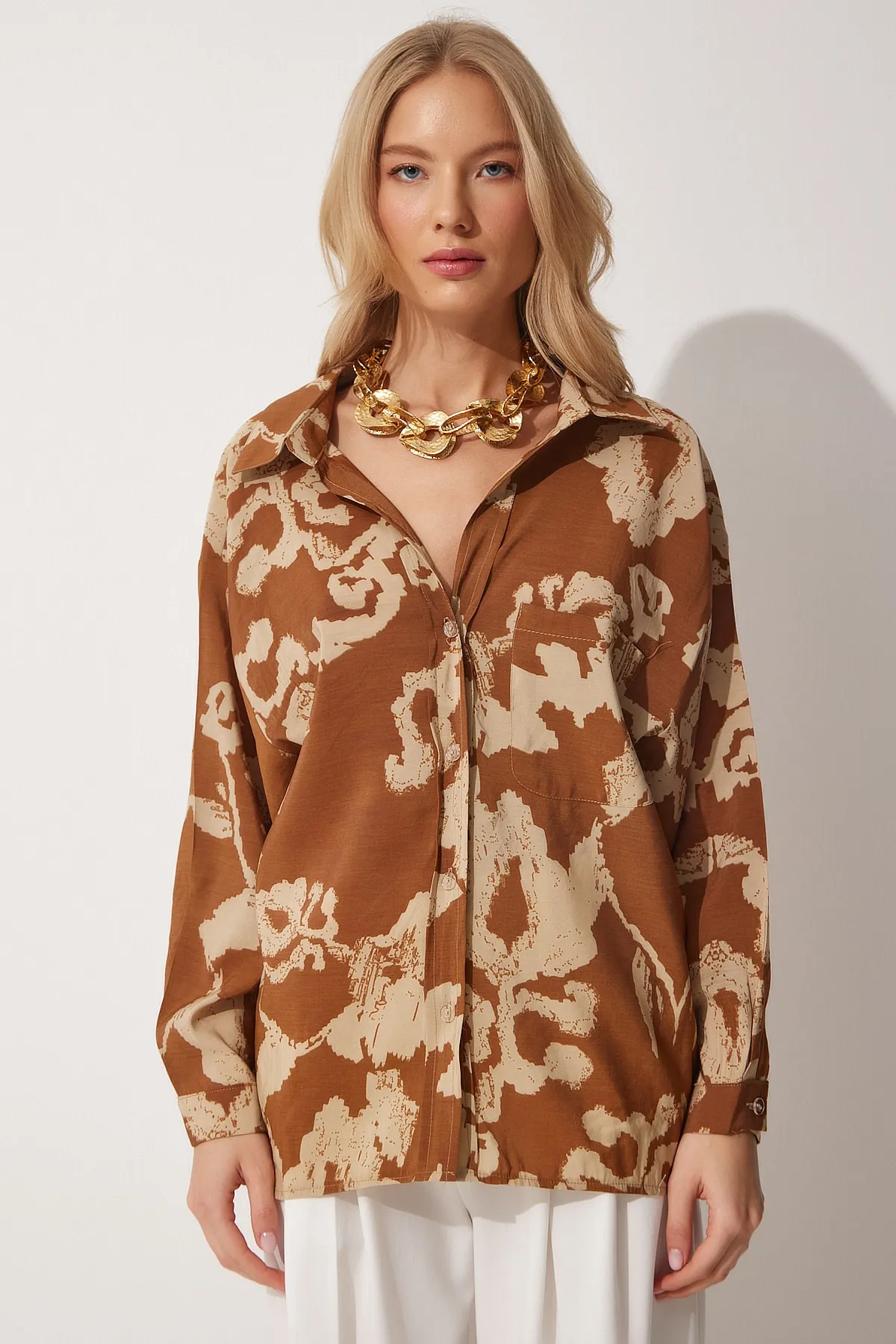Happiness İstanbul  Braunes gemustertes Oversize-Hemd aus Baumwollsatin für Damen OH00044