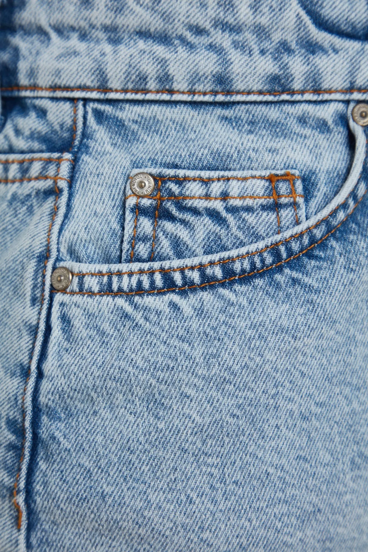 Trendyol Collection  Hellblauer zerrissener Jeansrock TWOSS23ET00287