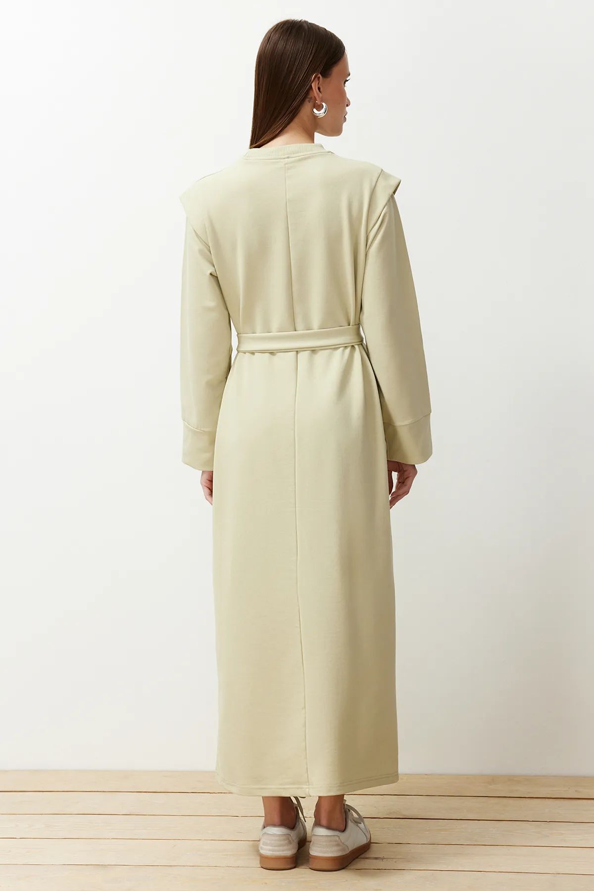 Trendyol Modest  Hellkhakifarbenes Strickkleid mit Gürtel und Schulterdetail TCTSS24EB00120