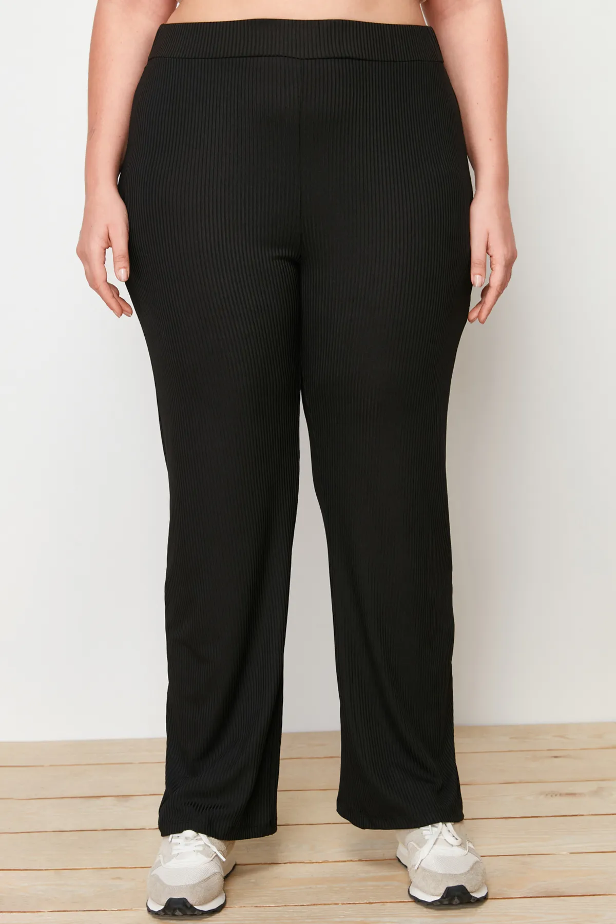 Trendyol Curve  Schwarze, weit geschnittene Strickhose TBSSS23AR00003