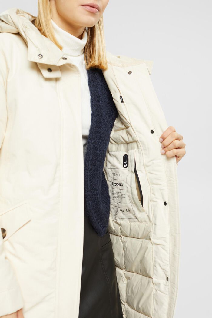 Jacke mit Kapuze und Füllung aus recycelten Daunen