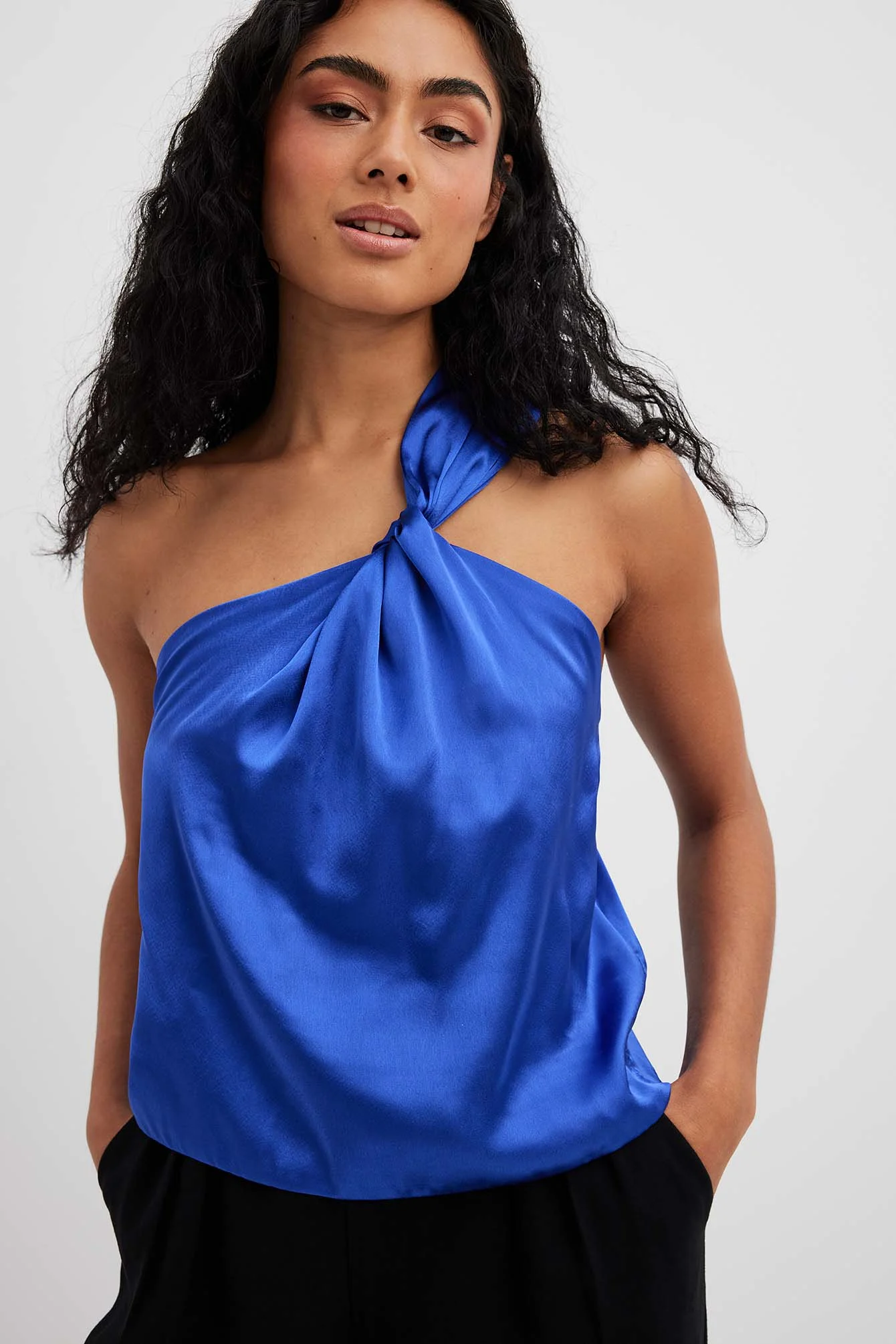 Einseitig schulterfreies Satin-Top mit Twistdetail