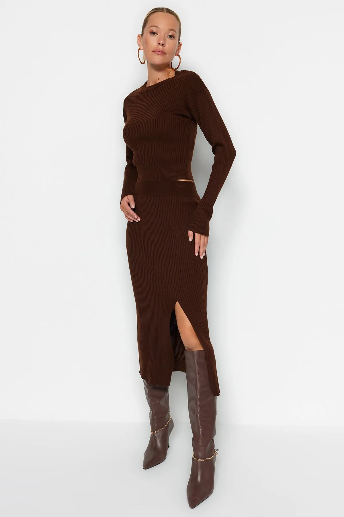 Trendyol Collection  Braunes Set aus Strickoberteil und -unterteil mit kurzem Rock TWOAW23AU00240