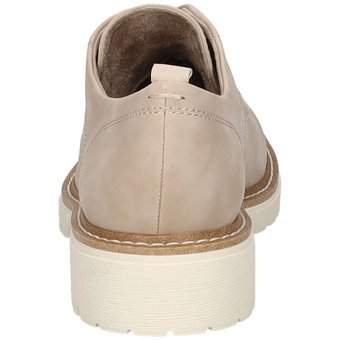 Jana Schnürer in beige