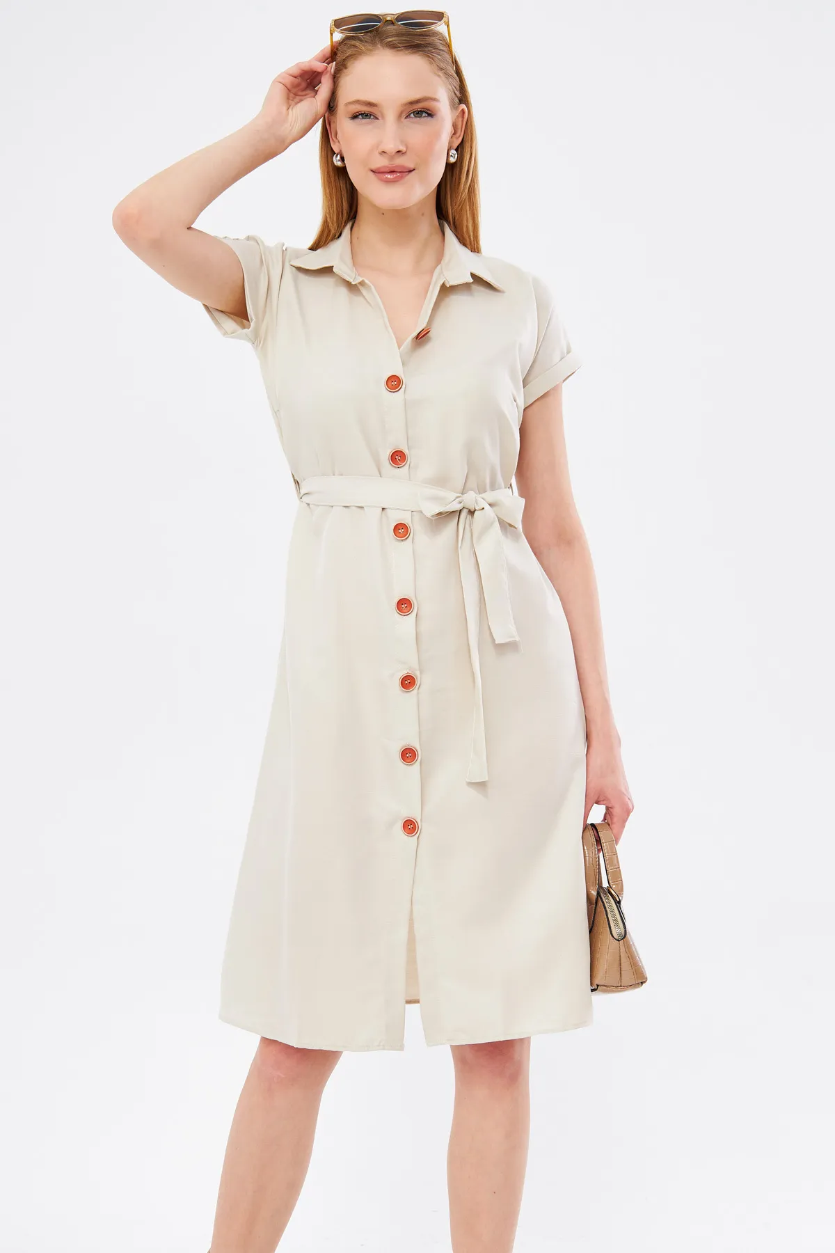 armonika  Ecrufarbenes, kurzärmliges Hemdblusenkleid mit Taillengürtel für Damen ARM-19Y001068
