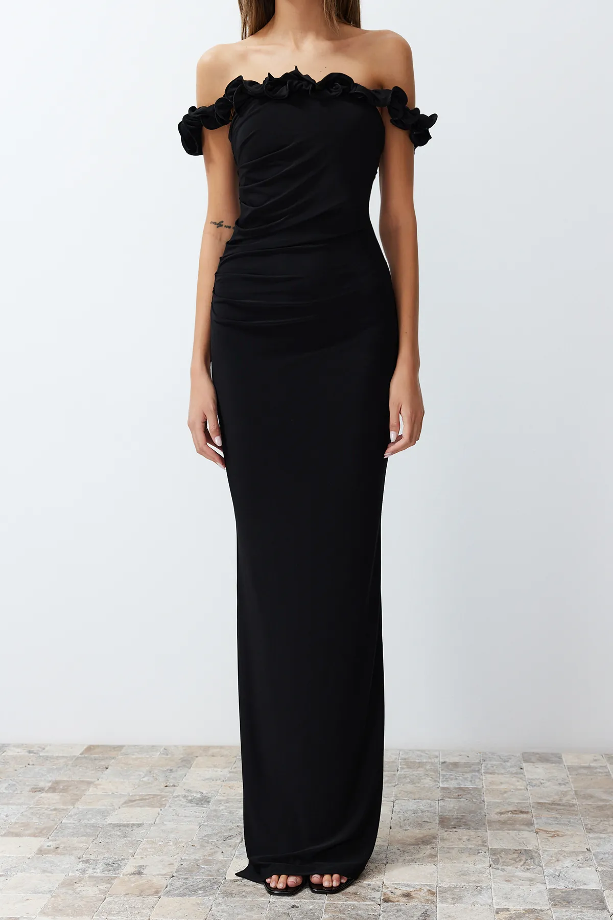 Trendyol Collection  Schwarzes, figurbetontes, gestricktes langes Abendkleid TPRSS24AE00082