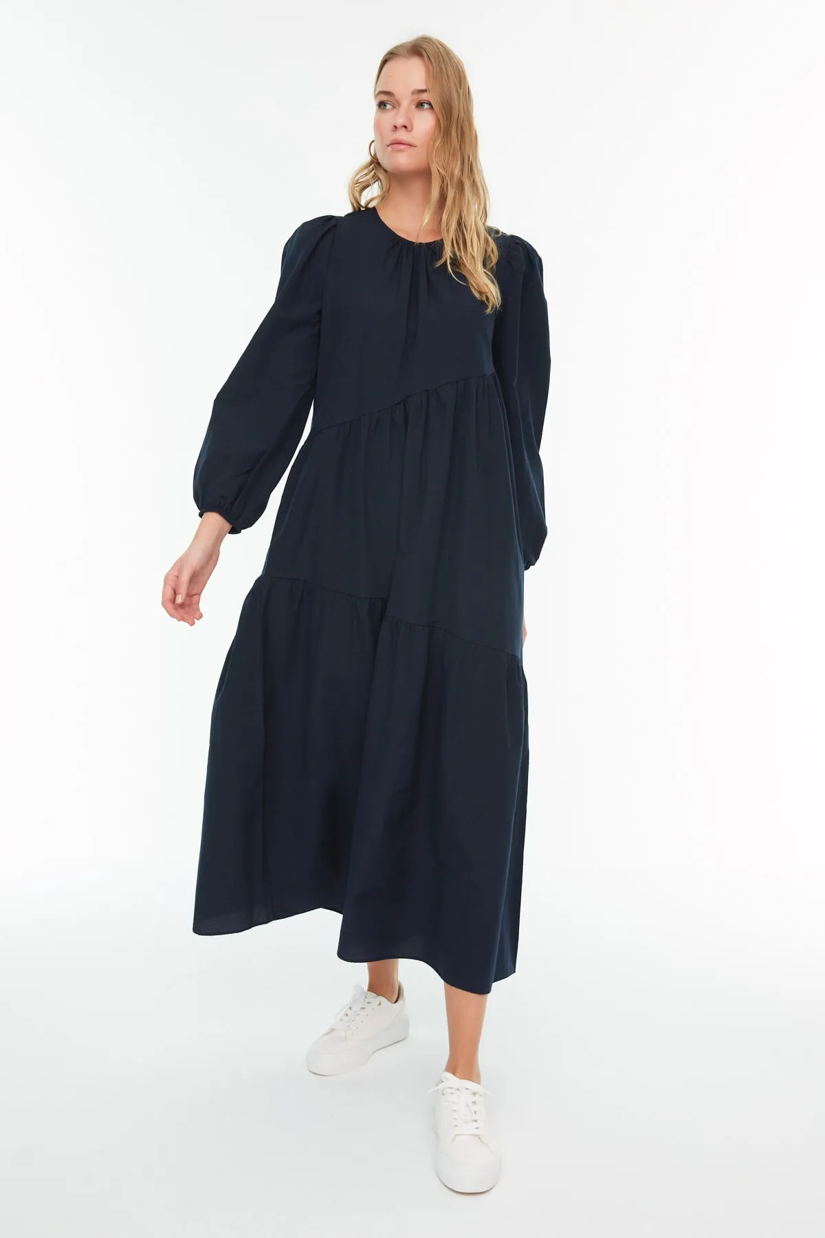 Trendyol Modest  Marineblaues, gewebtes Baumwollkleid mit weitem Schnitt und Raffung TCTSS21EL3470