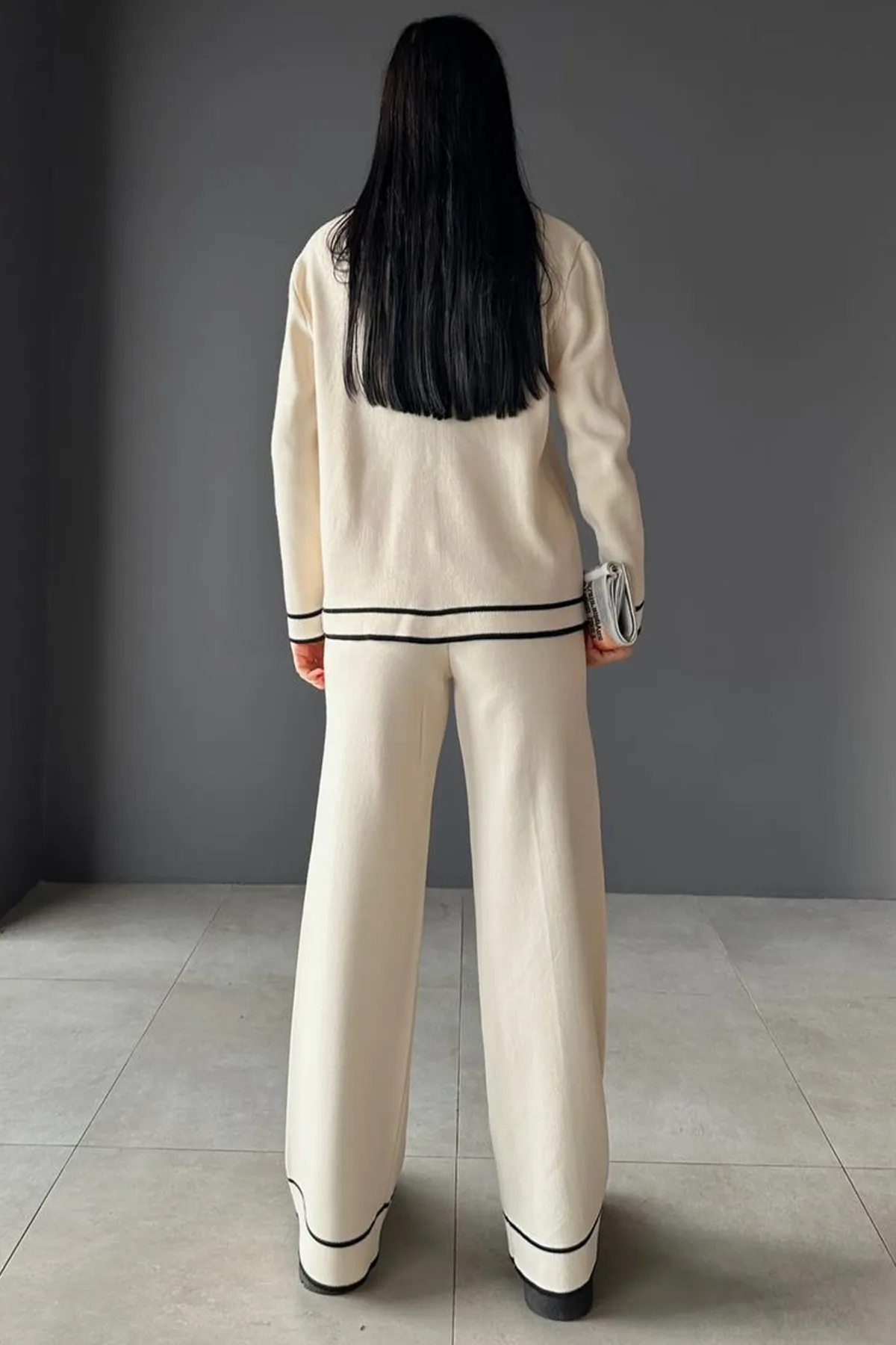 lovebox  Strickjacke mit Polokragen, Taschendetail und Knopfleiste und Hose mit hoher Taille und weitem Bein, cremefarbenes Strickoberteil, Anzug 10067