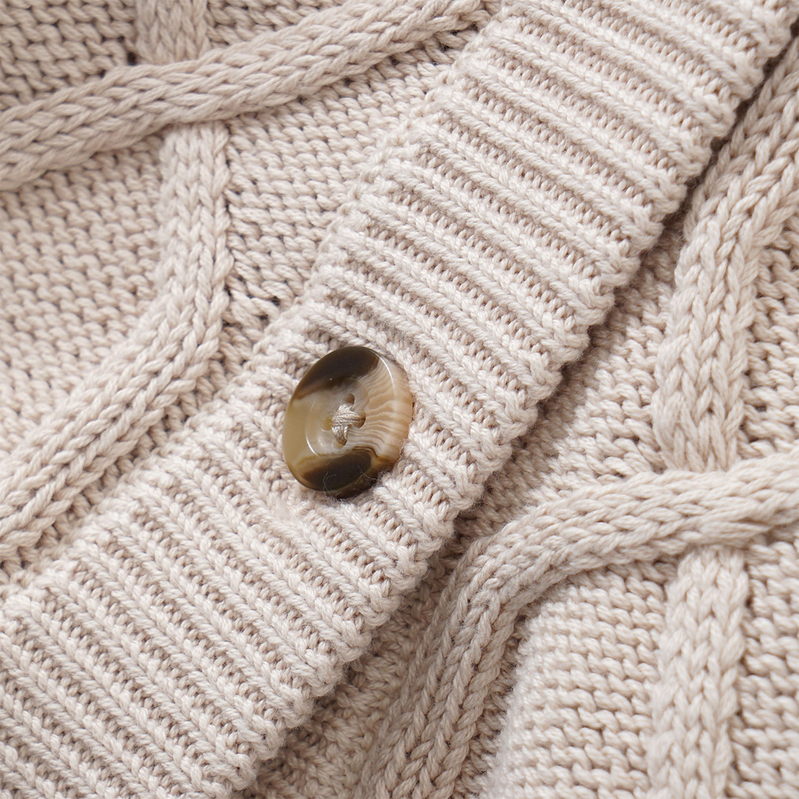 Mädchen Strickjacke mit Zopfstrickmuster