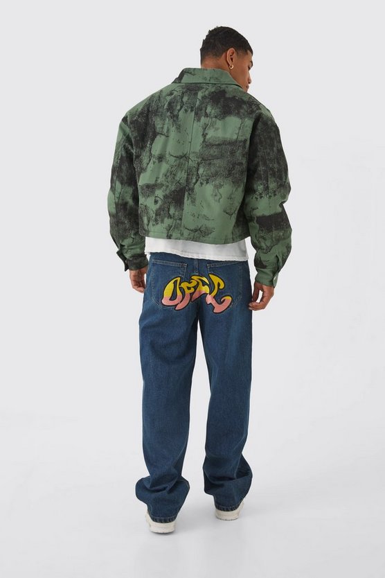 Lockere Jeans mit Graffiti-Applikation