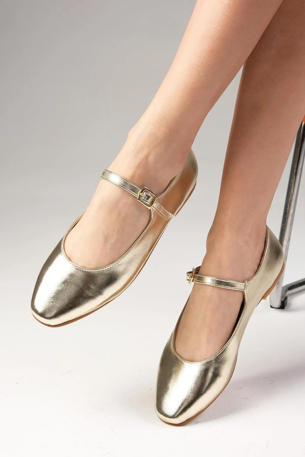 Mio Gusto  Goldfarbene Damen-Ballerinas mit stumpfer Zehenpartie