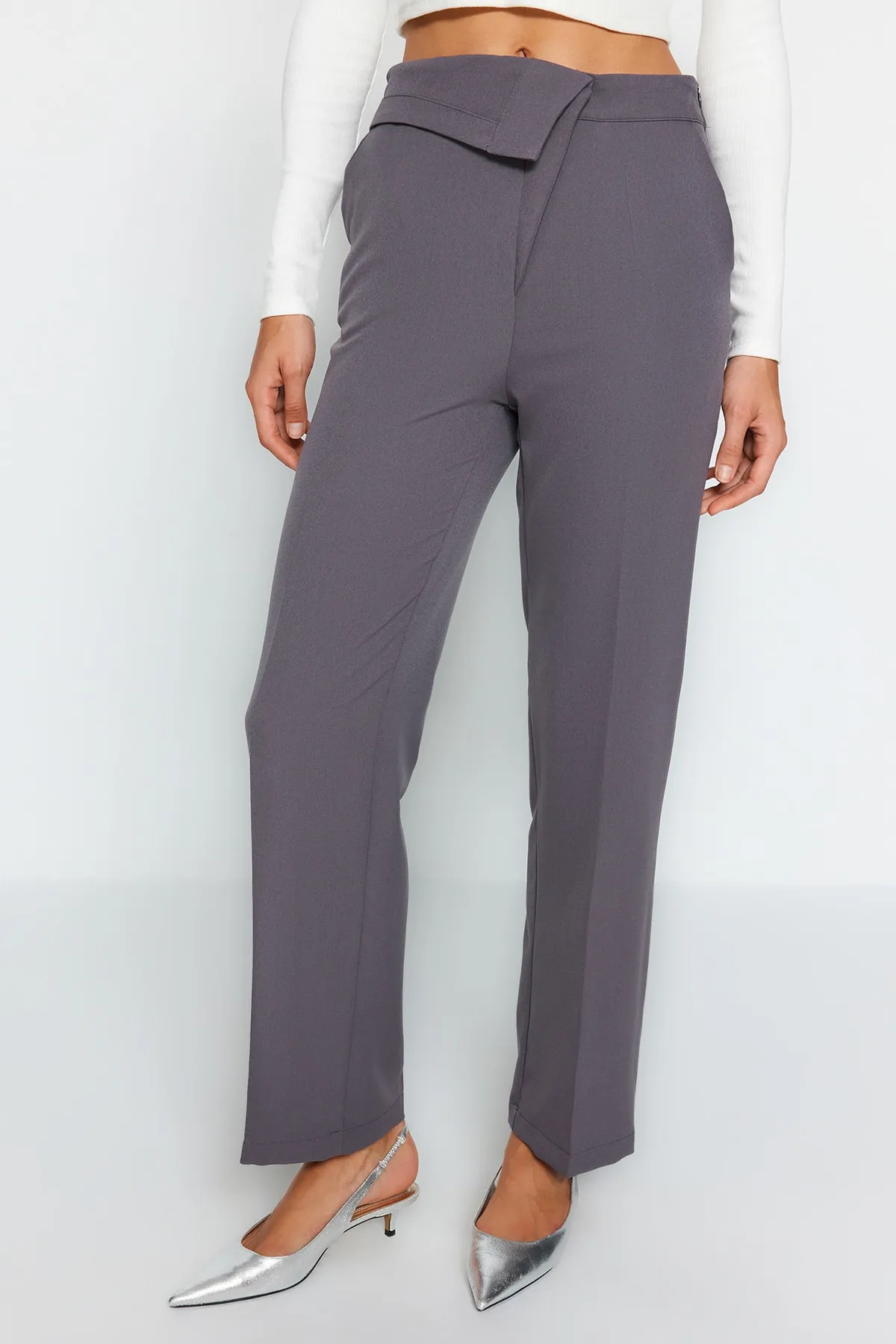 Trendyol Collection  Anthrazitfarbene, gerade geschnittene Webhose mit Gürtel und detailliertem Detail TWOAW24PL00055