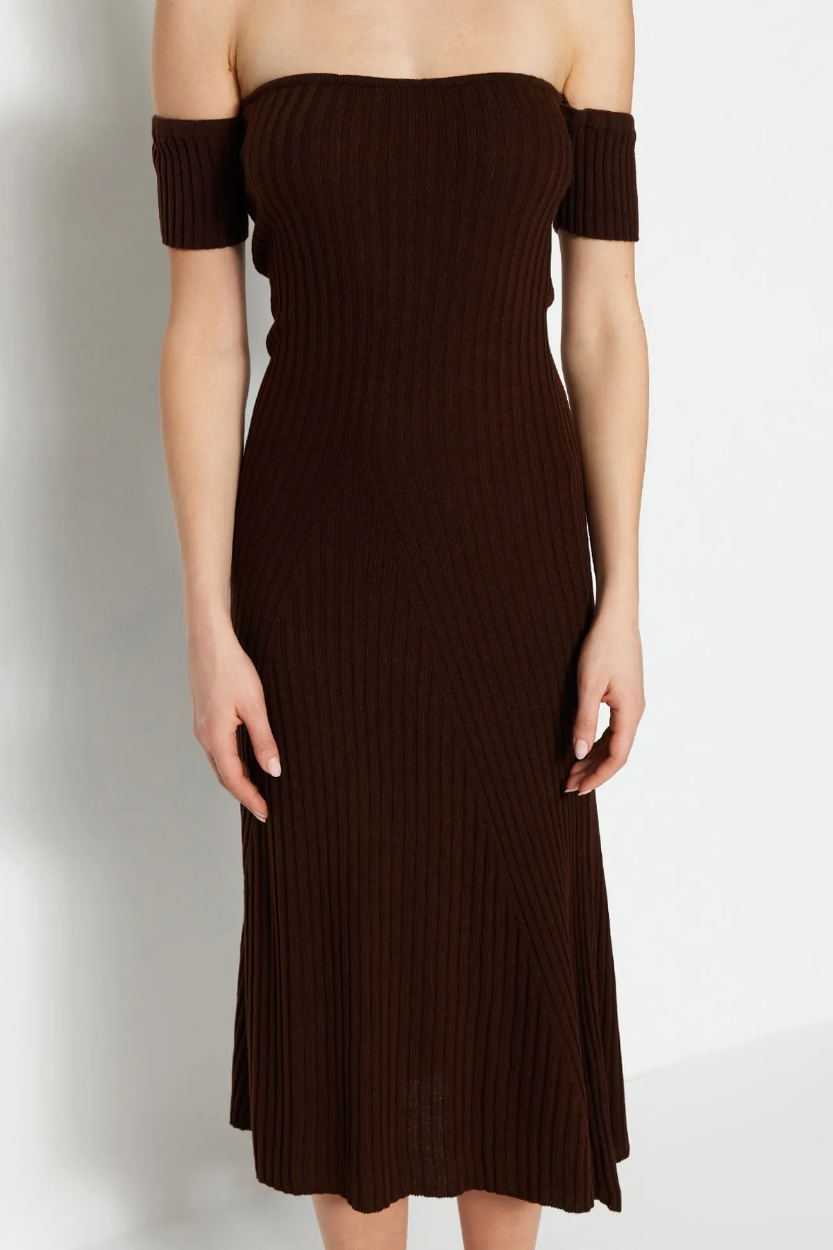 Trendyol Collection  Braunes Midi-Strickkleid mit Carmenkragen TWOSS22EL2388