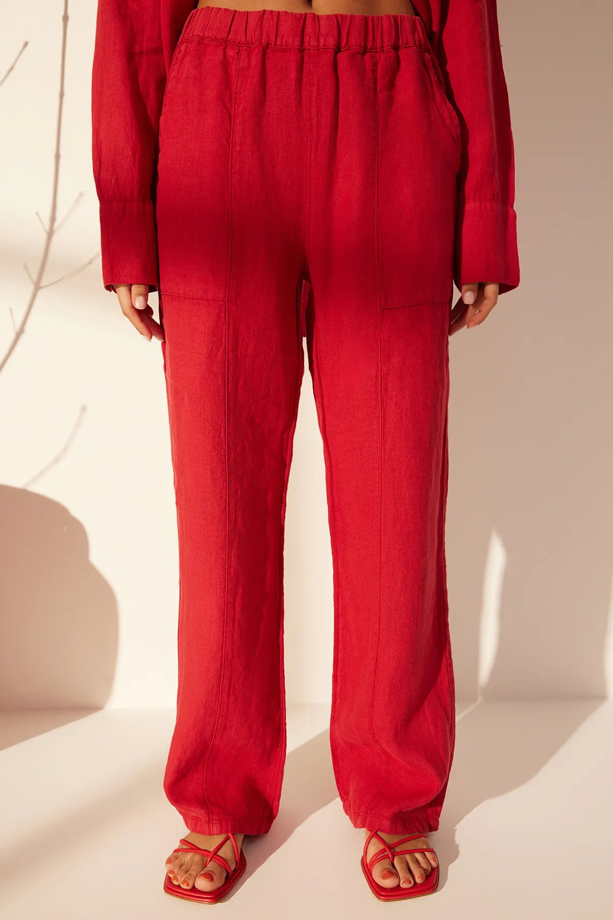 Trendyol Collection  Rote Hose aus 100 % Leinen mit hoher Taille und weitem Bein und Taschendetail TWOSS24JE00247